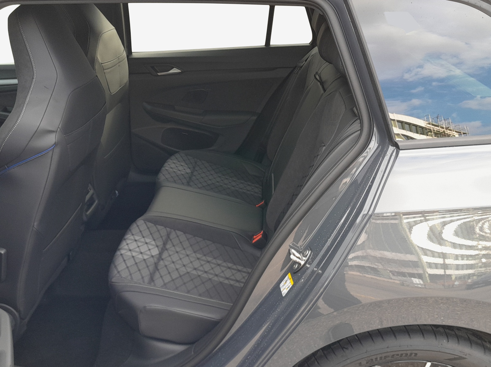 VW Golf Variant 1.5 eTSI mHEV R-Line DSG-image-11