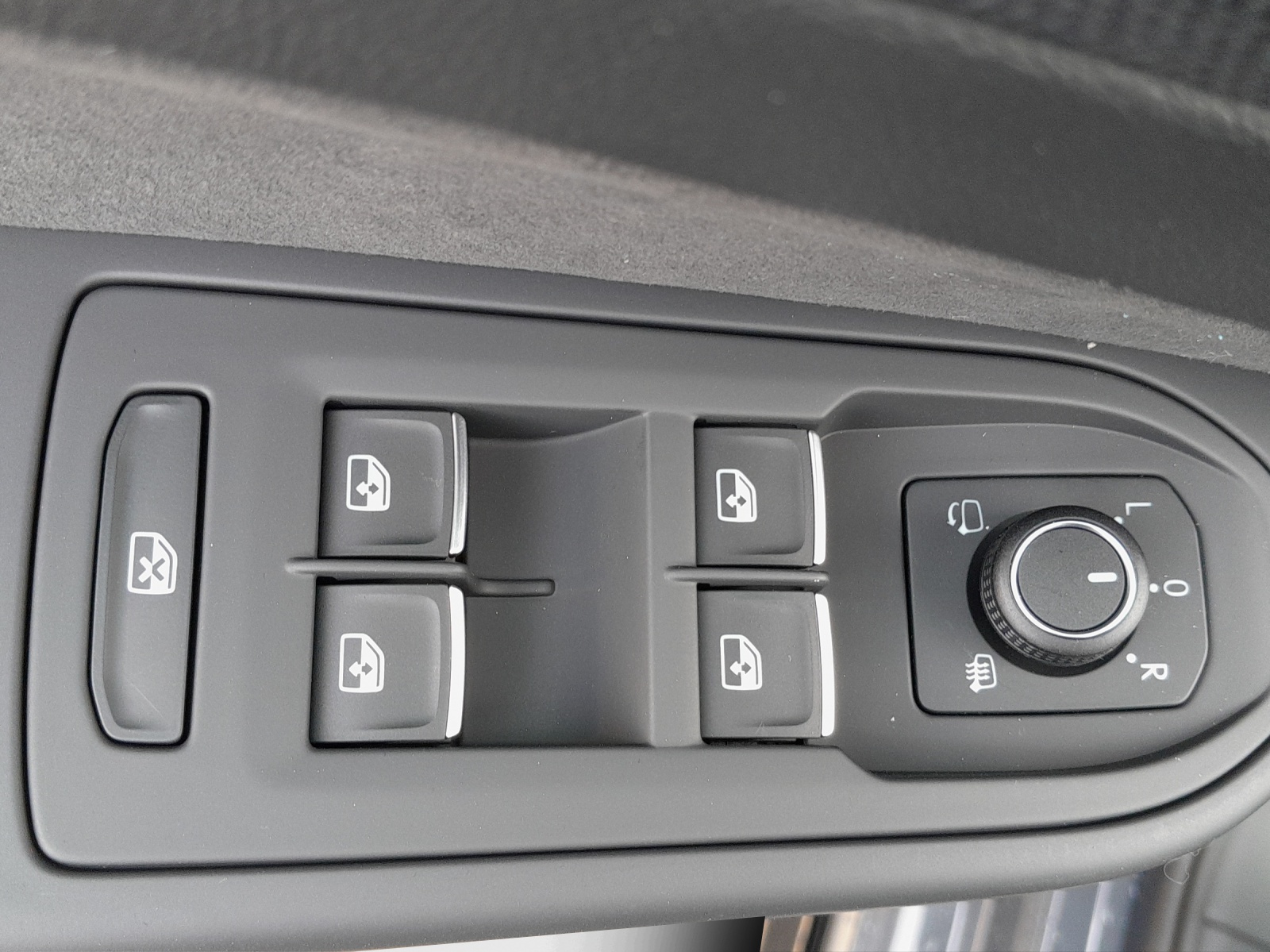 VW Golf Variant 1.5 eTSI mHEV R-Line DSG-image-13