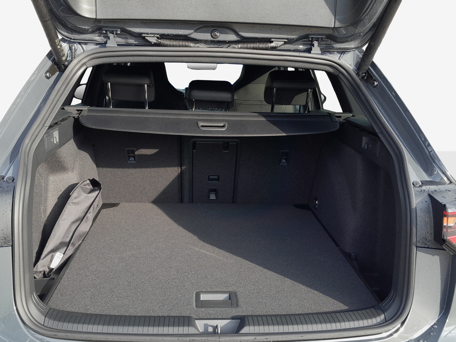 VW Golf Variant 1.5 eTSI mHEV R-Line DSG-image-12
