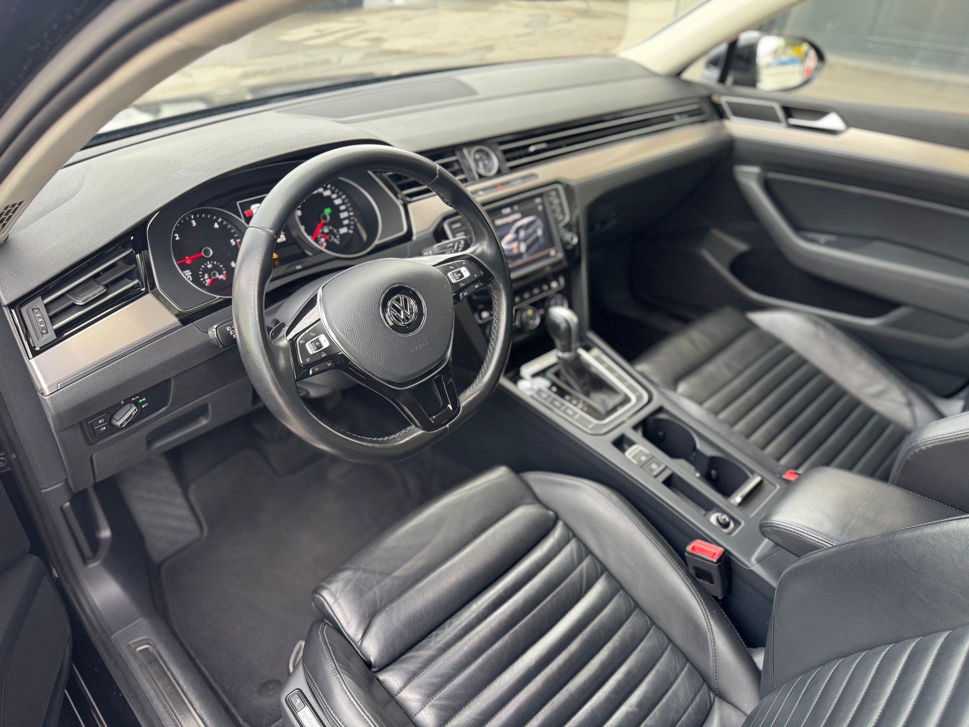 VW Passat Variant 2.0 TDI BMT High. DSG 4Motion-image-8