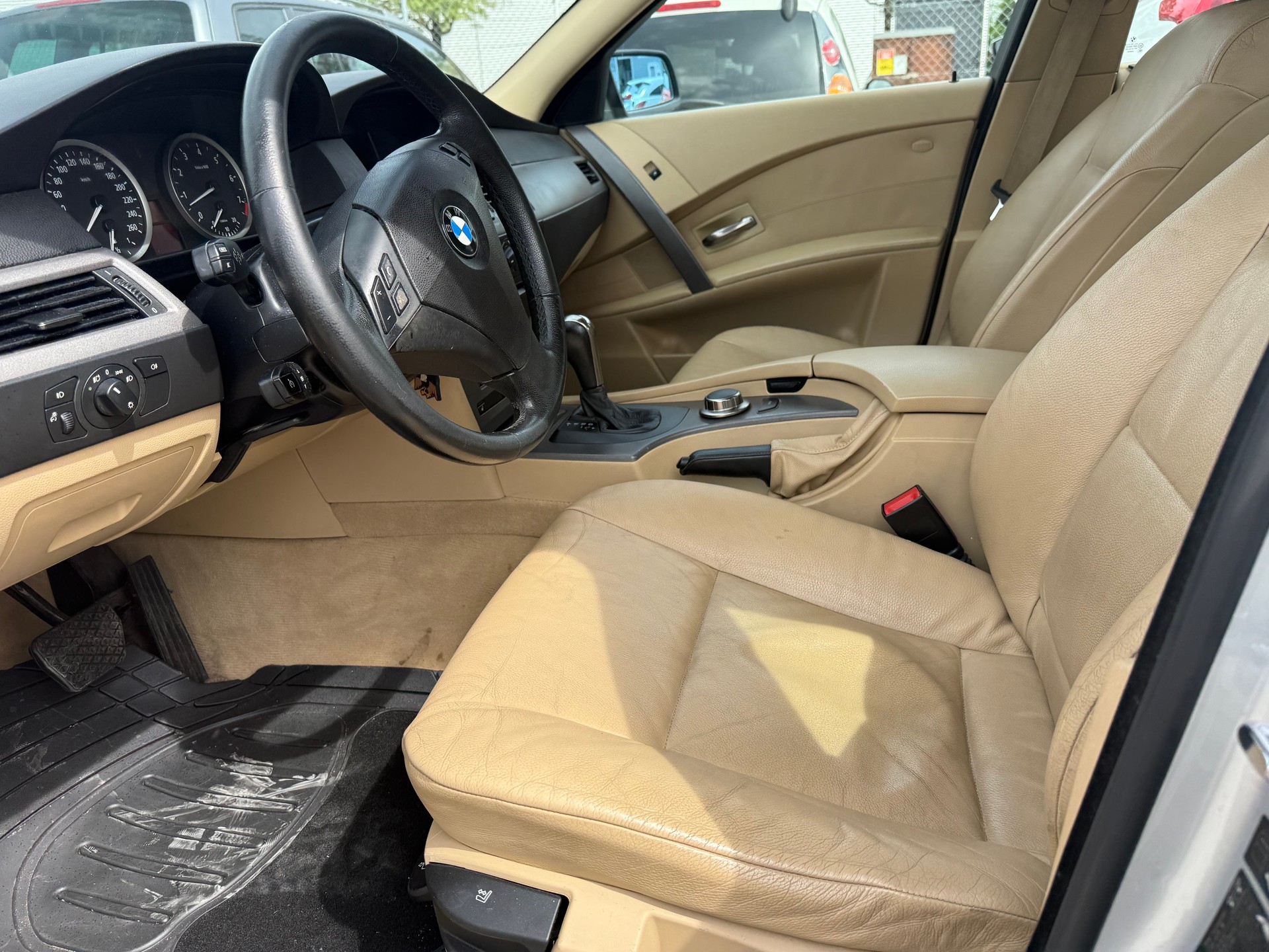 BMW 525xi-image-8