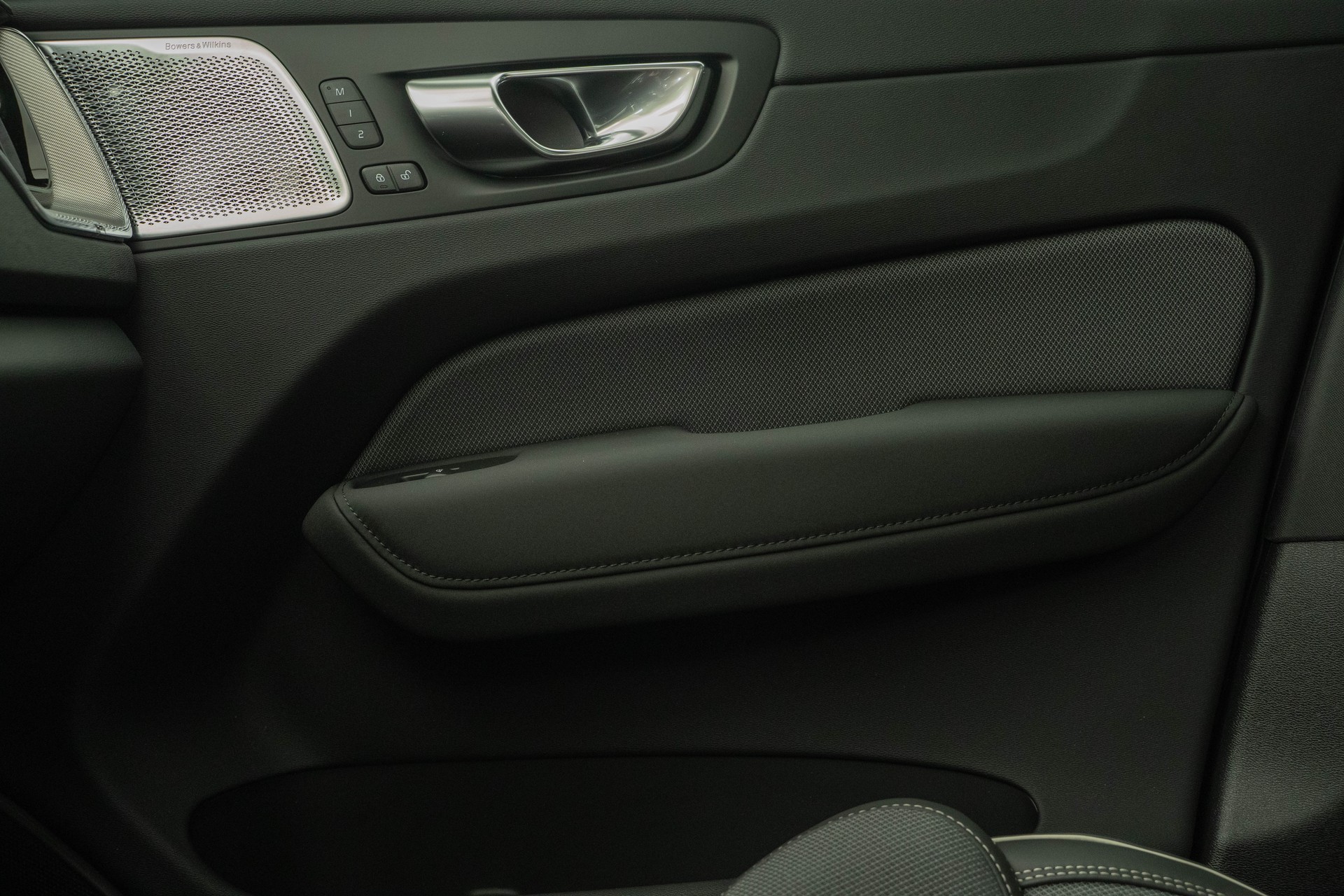 VOLVO XC60 2.0 T6 TE Black Edition eAWD-image-10