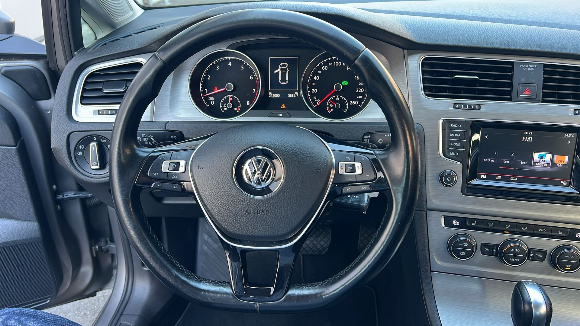 VW Golf 1.4 TSI Lounge DSG-image-9