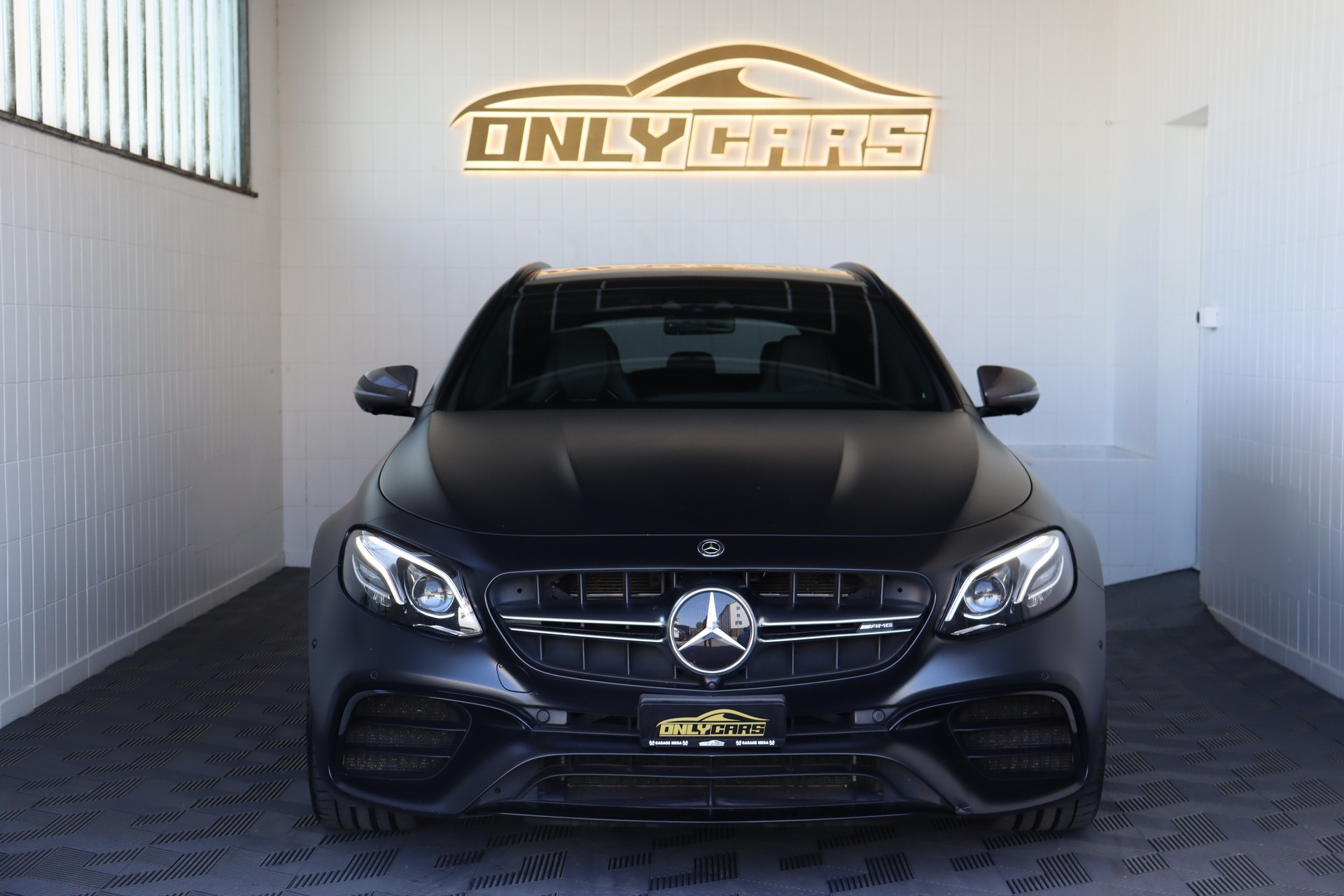 MERCEDES-BENZ E 63 AMG S EDITION 1 4 MATIC 9G-TRONIC-showroom-element-1