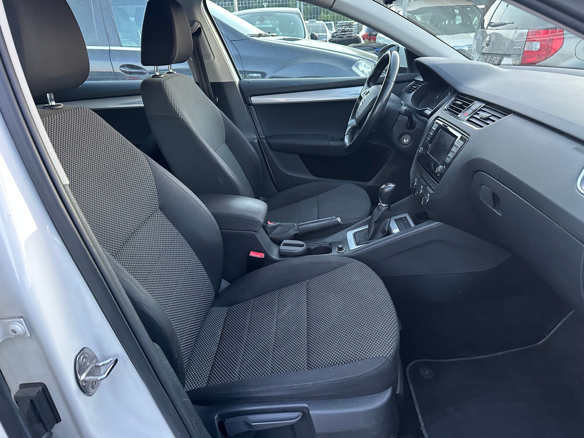 SKODA Octavia Combi 1.6 TDI Ambition 4x4-image-14