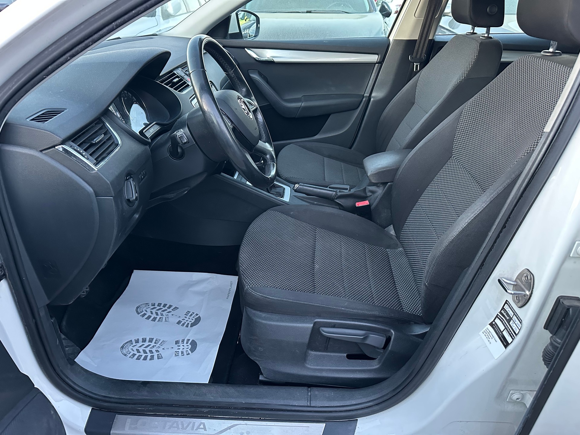 SKODA Octavia Combi 1.6 TDI Ambition 4x4-image-9