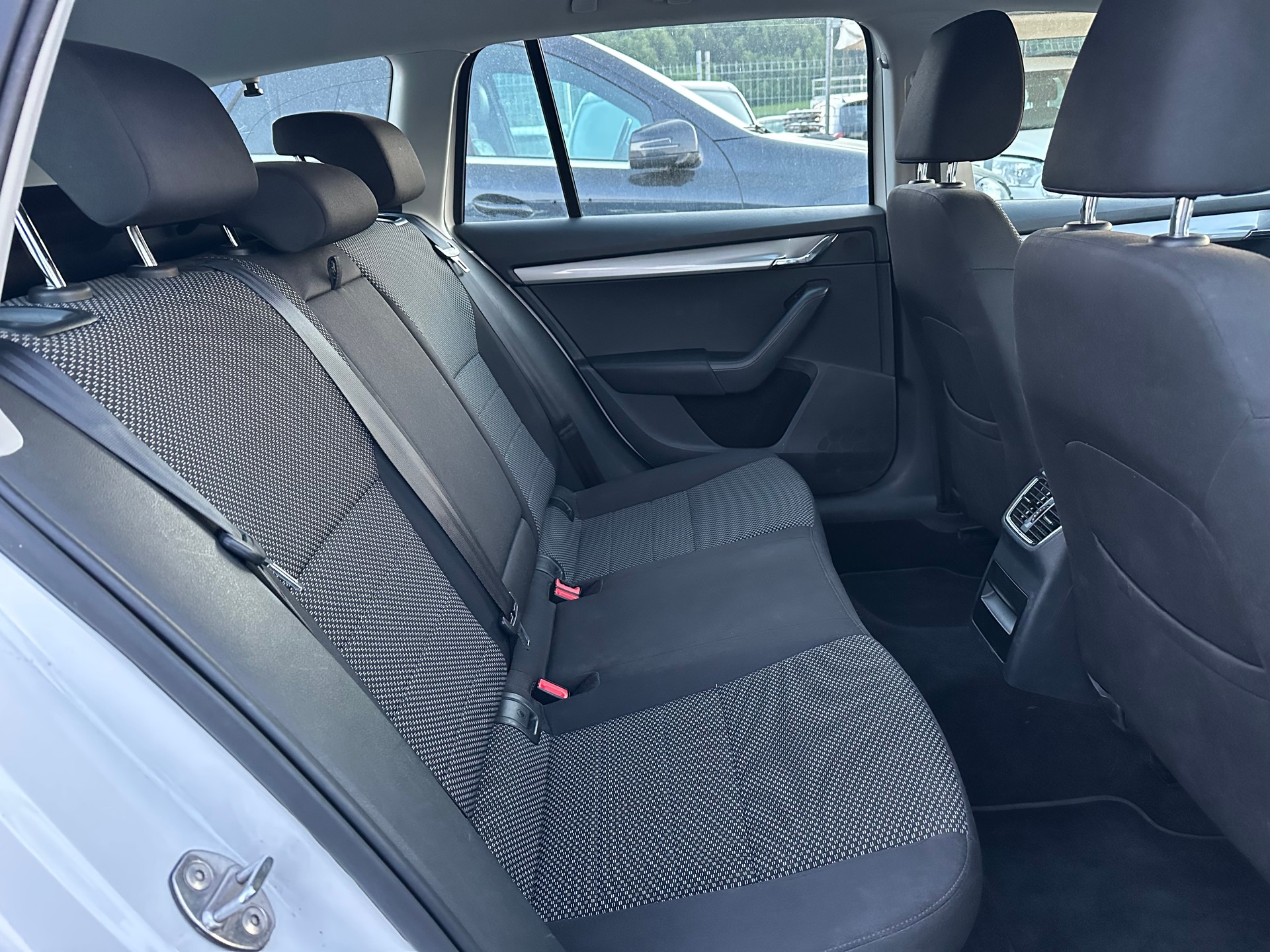 SKODA Octavia Combi 1.6 TDI Ambition 4x4-image-15