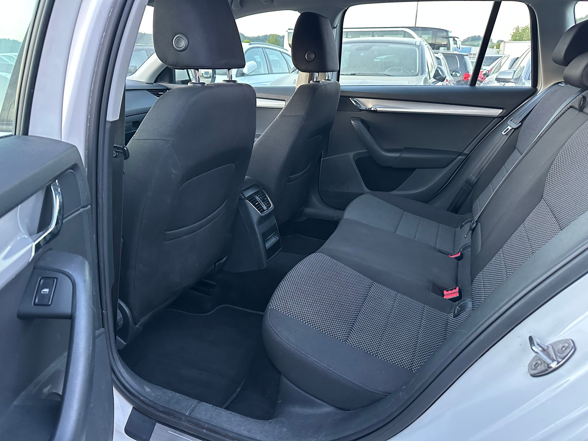SKODA Octavia Combi 1.6 TDI Ambition 4x4-image-13