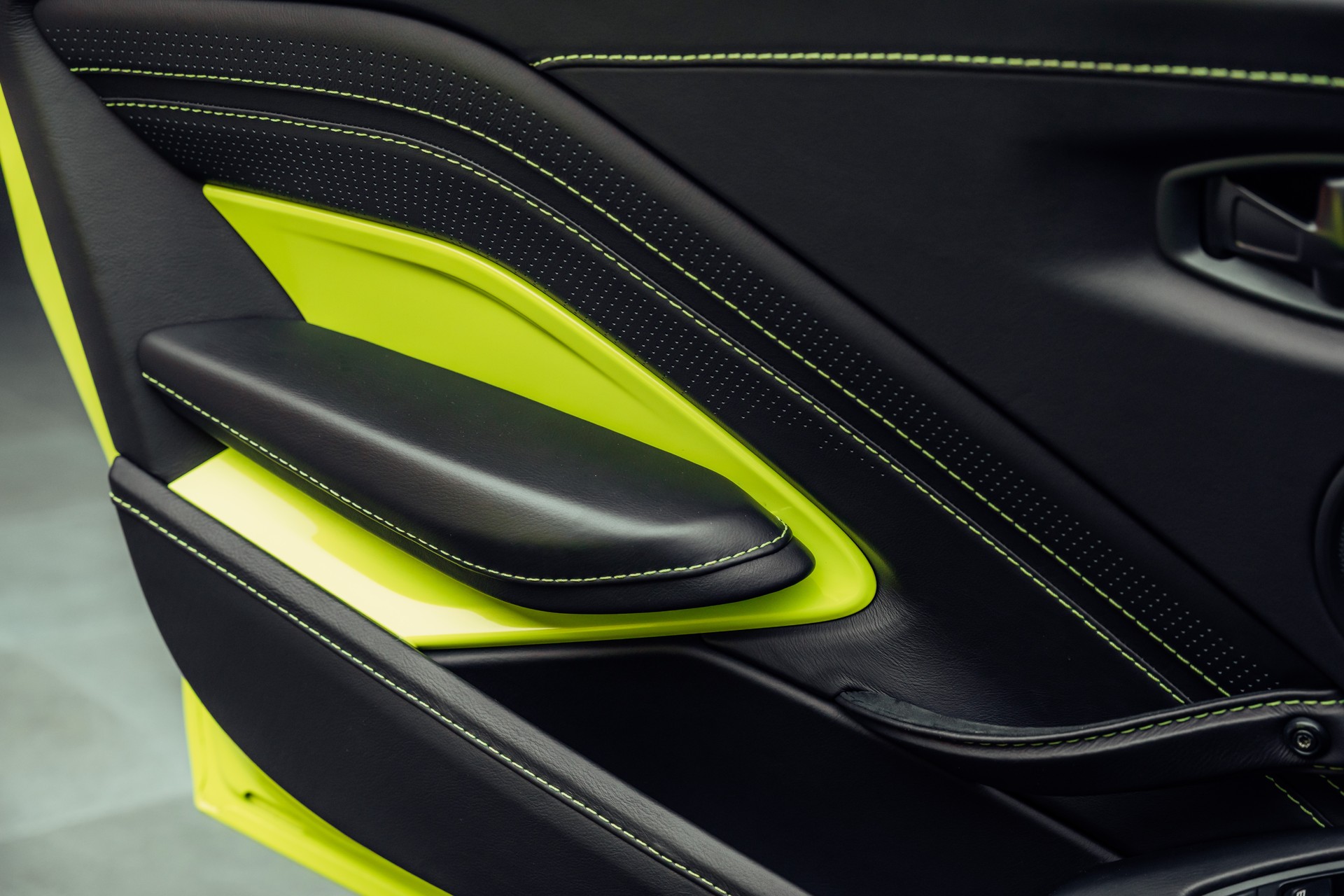 ASTON MARTIN V8 Vantage 4.0 Coupé F1 Look-image-14