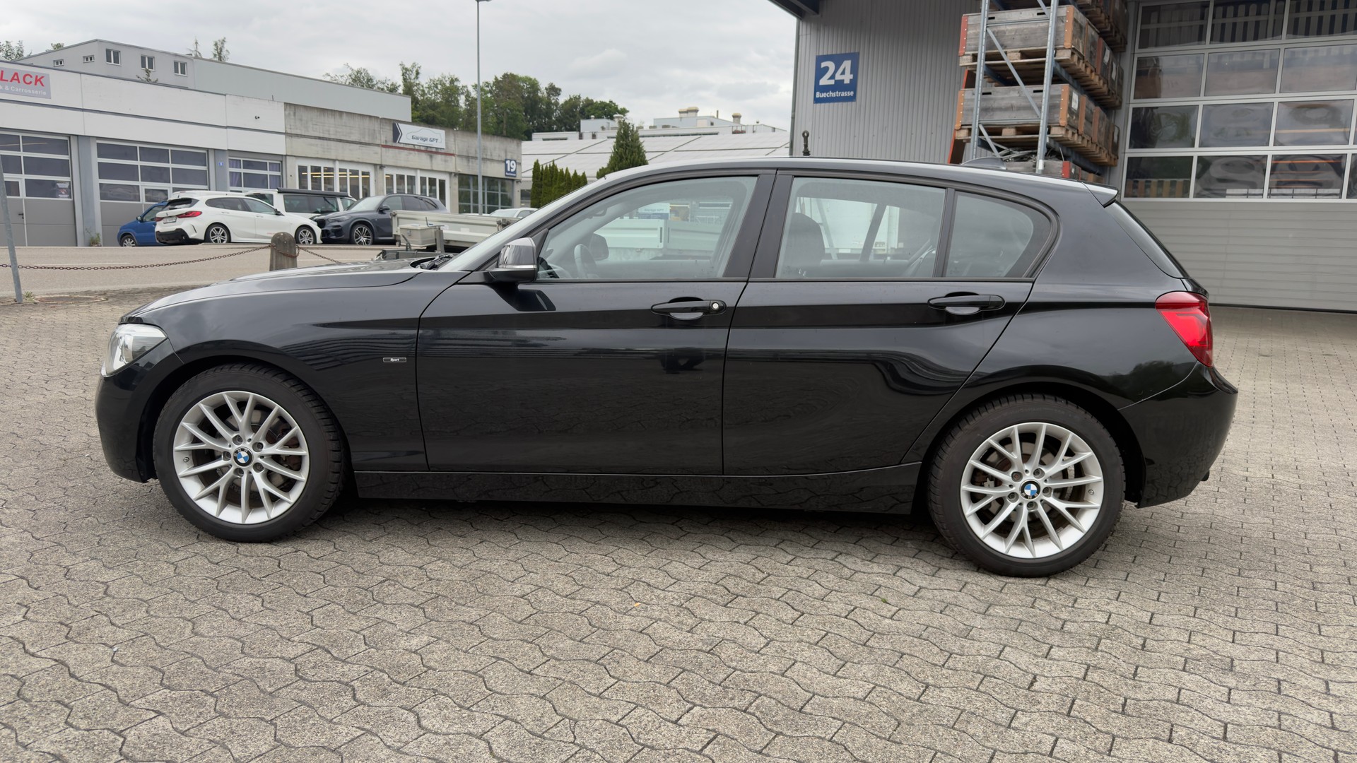 BMW 118i Sport Line-showroom-element-1