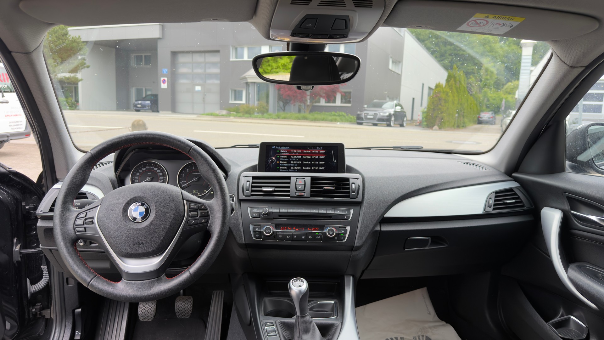 BMW 118i Sport Line-image-16