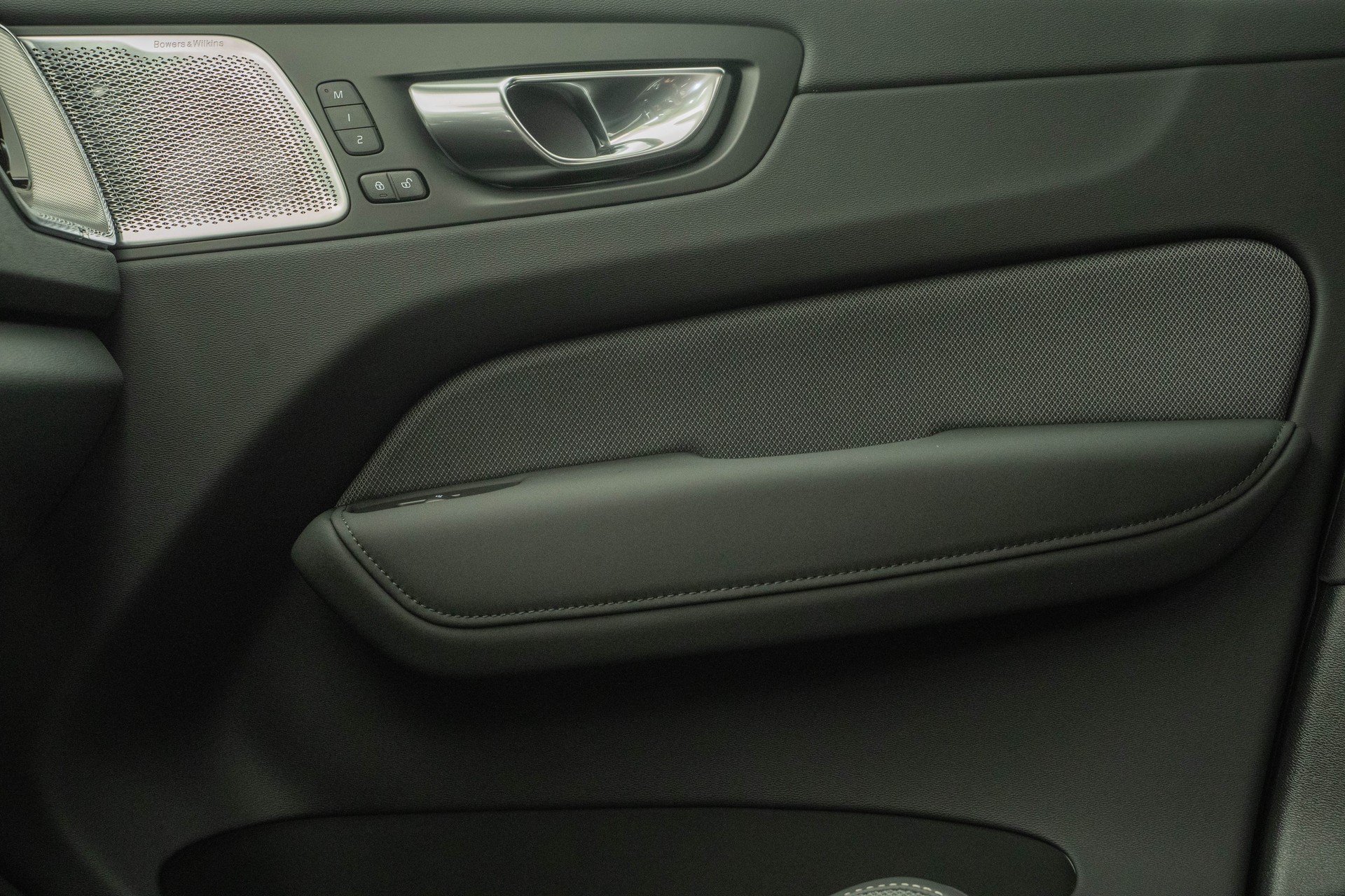 VOLVO XC60 2.0 T8 TE Black Edition eAWD-image-13