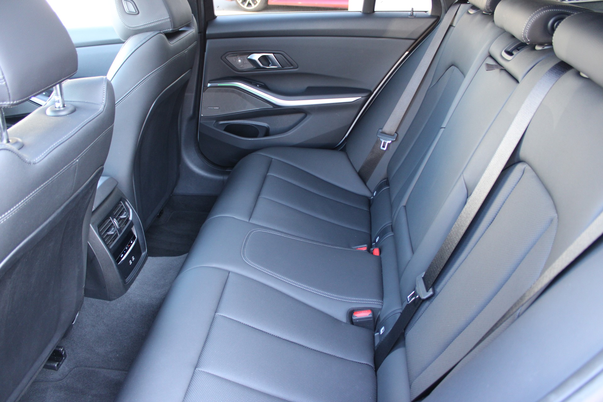 BMW 330d xDrive 48V Touring-image-10