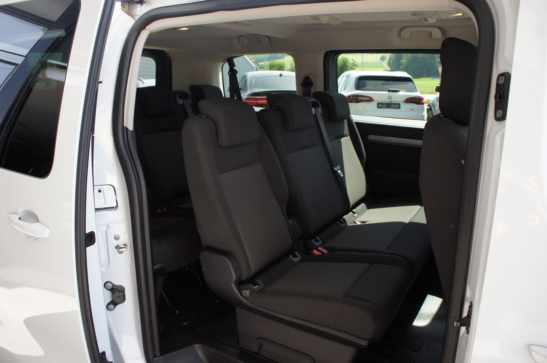 PEUGEOT Traveller 2.0 BlueHDi Business Standard EAT8-image-9