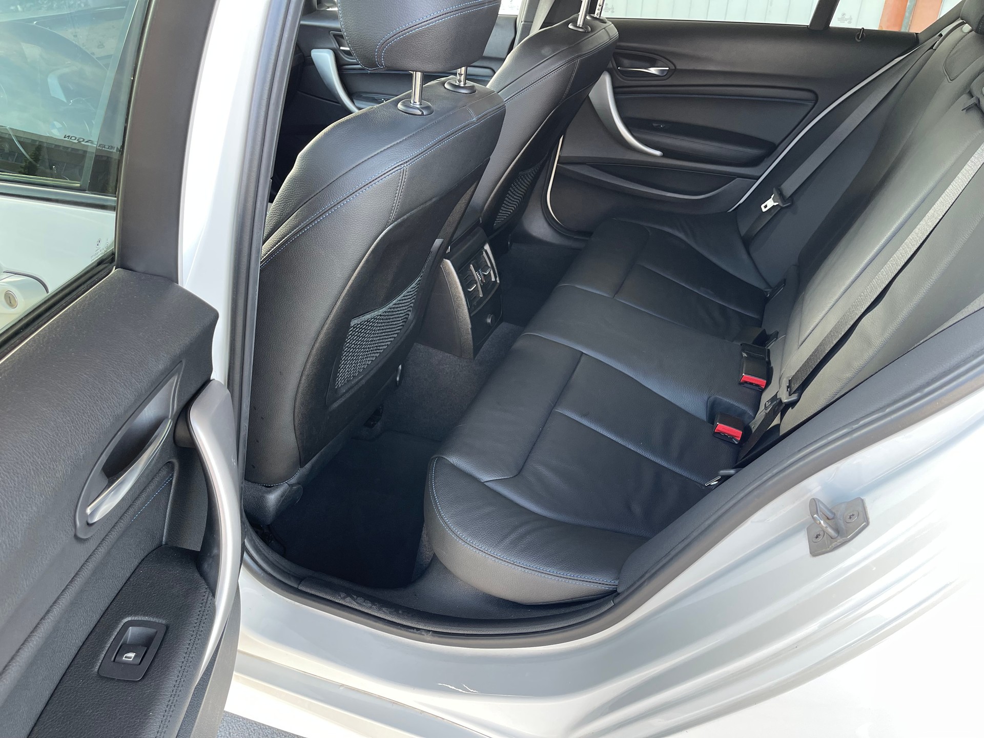 BMW 120i Edition M Sport Steptronic-image-13