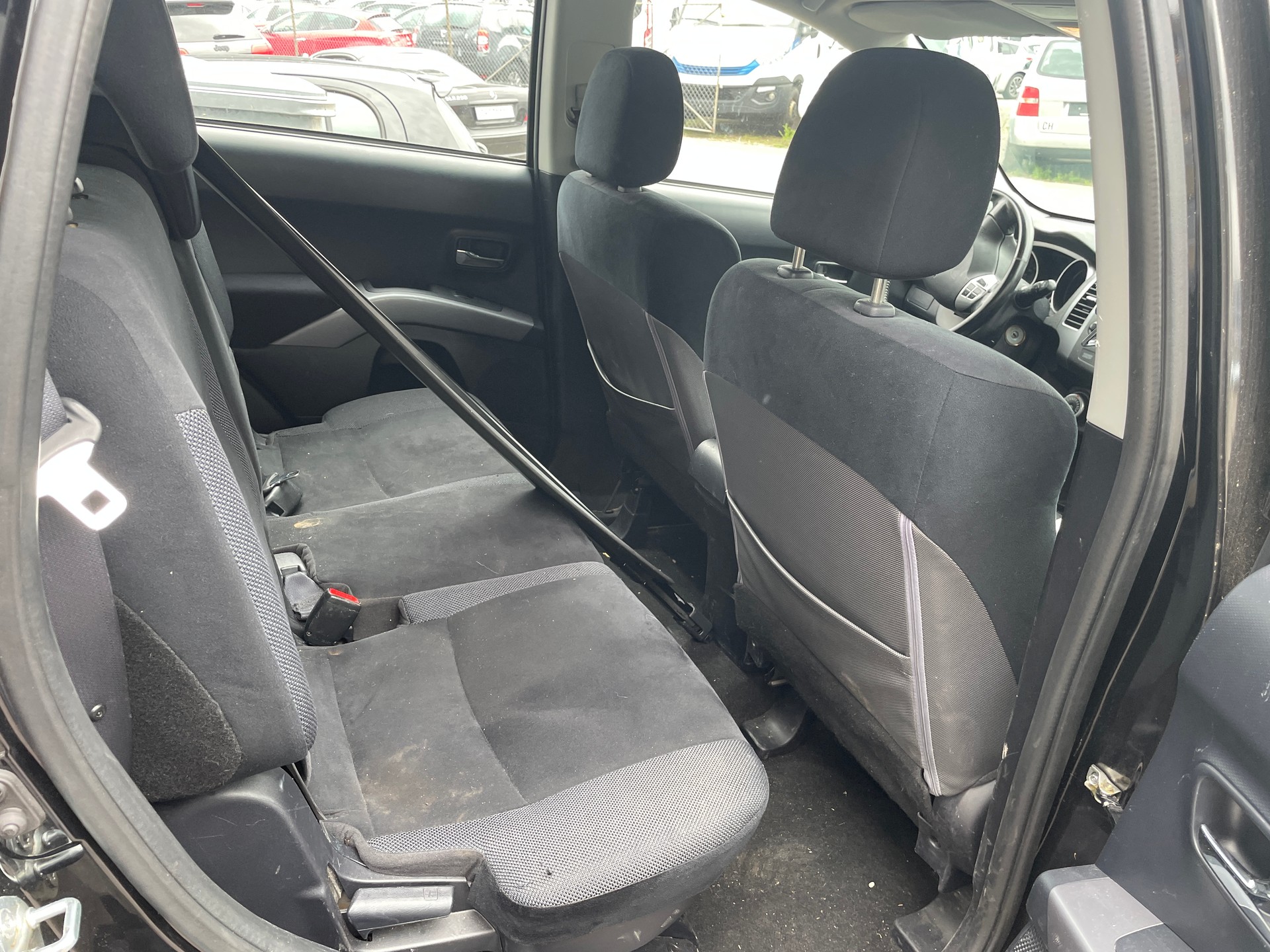 MITSUBISHI OUTLANDER-image-9
