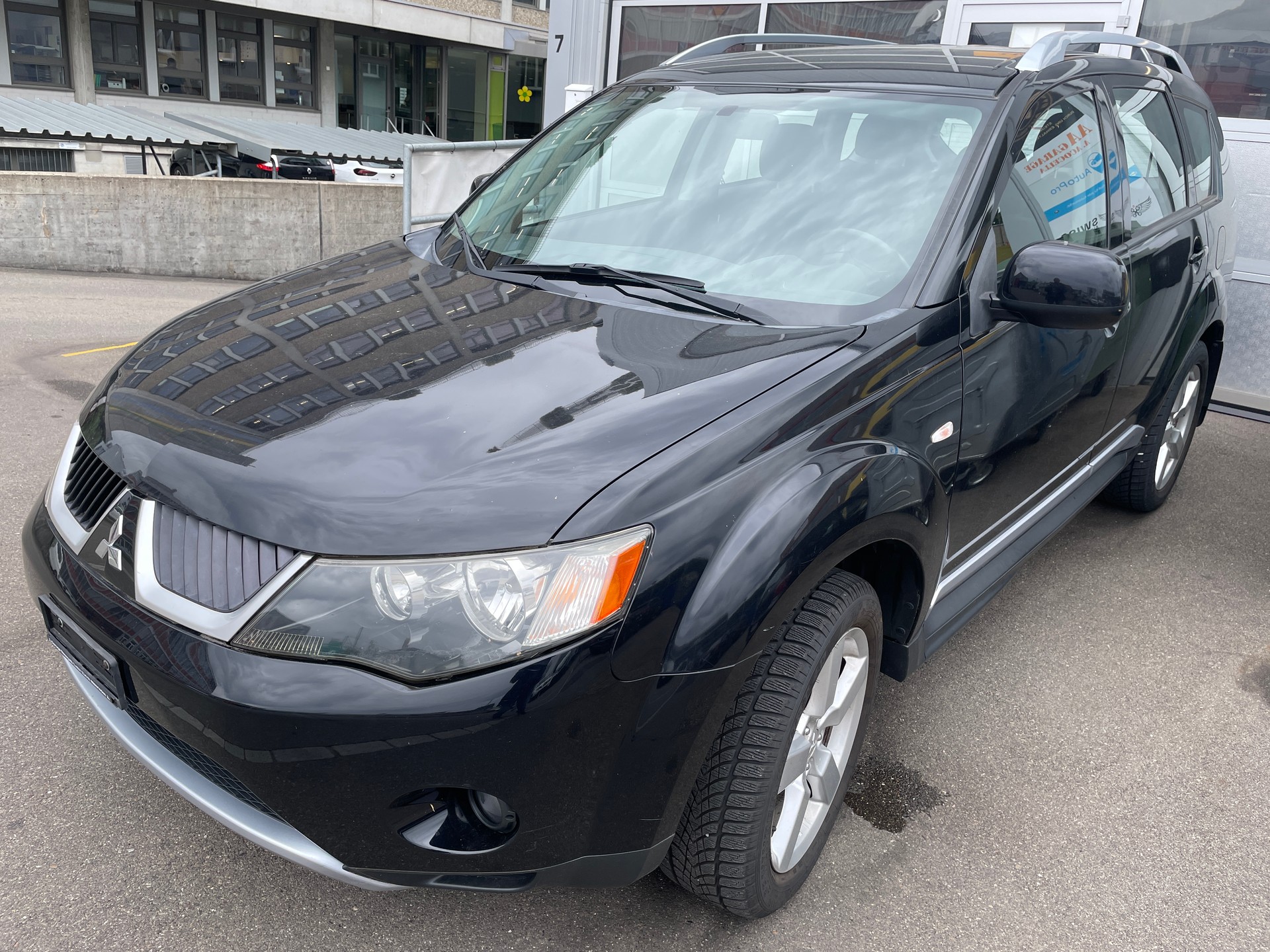 MITSUBISHI OUTLANDER-image-1