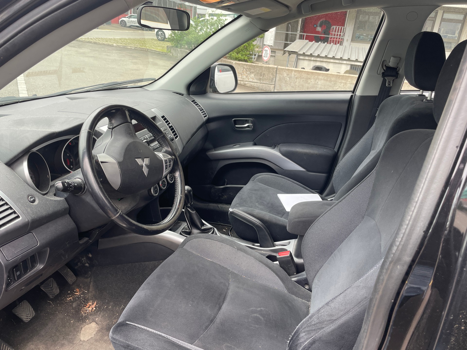 MITSUBISHI OUTLANDER-image-7