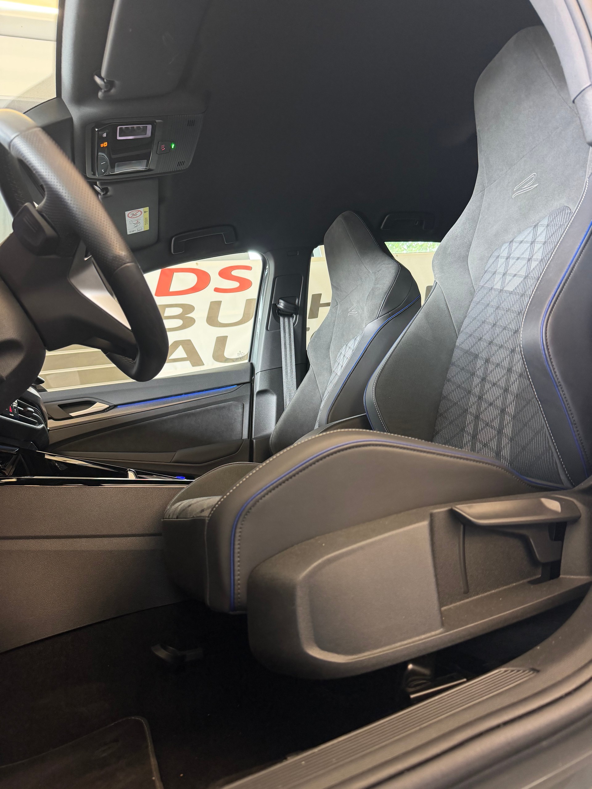 VW Golf VIII 2.0 TSI R-Line DSG 4motion-image-6