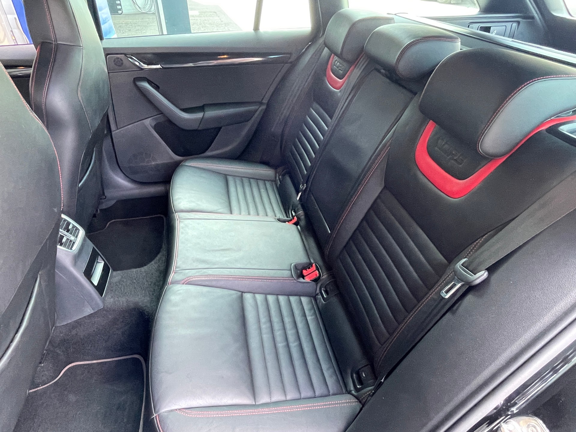 SKODA Octavia Combi 2.0 TDI RS DSG-image-8
