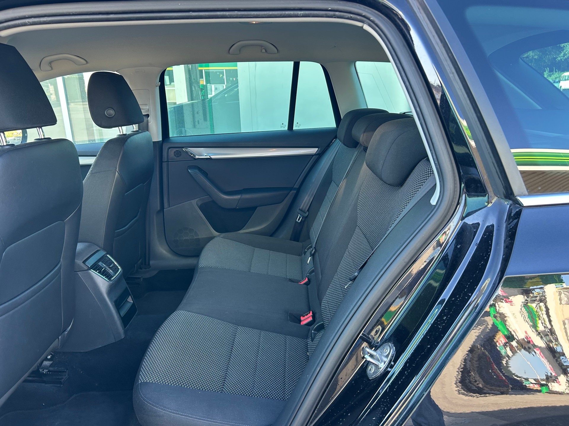 SKODA Octavia Combi 1.8 TSI Ambition 4x4 DSG-image-8