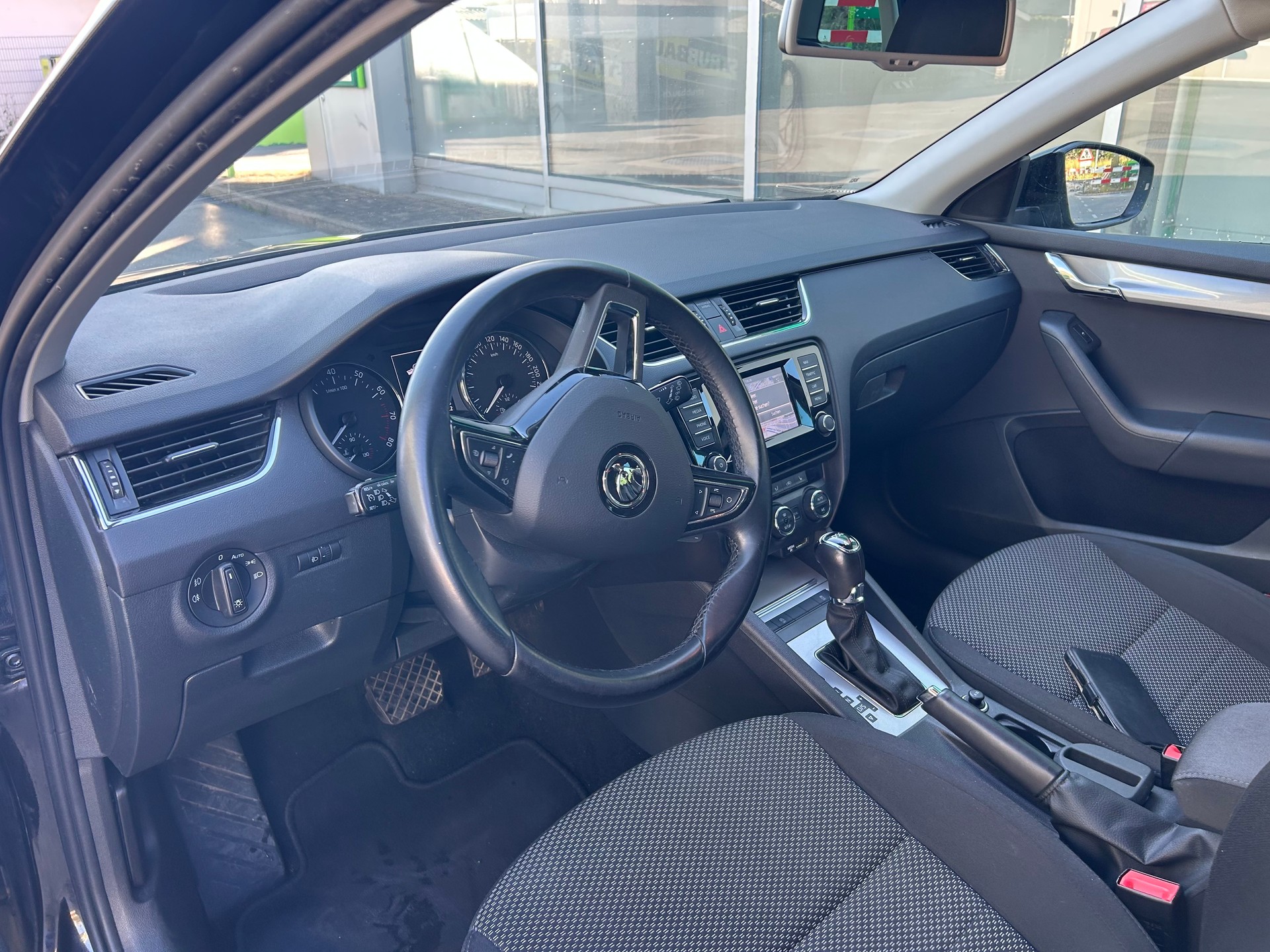 SKODA Octavia Combi 1.8 TSI Ambition 4x4 DSG-image-9