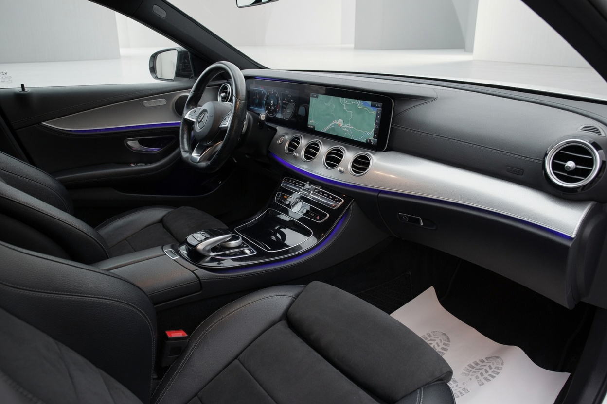 MERCEDES-BENZ E 220 d AMG Line 4Matic 9G-Tronic-image-12