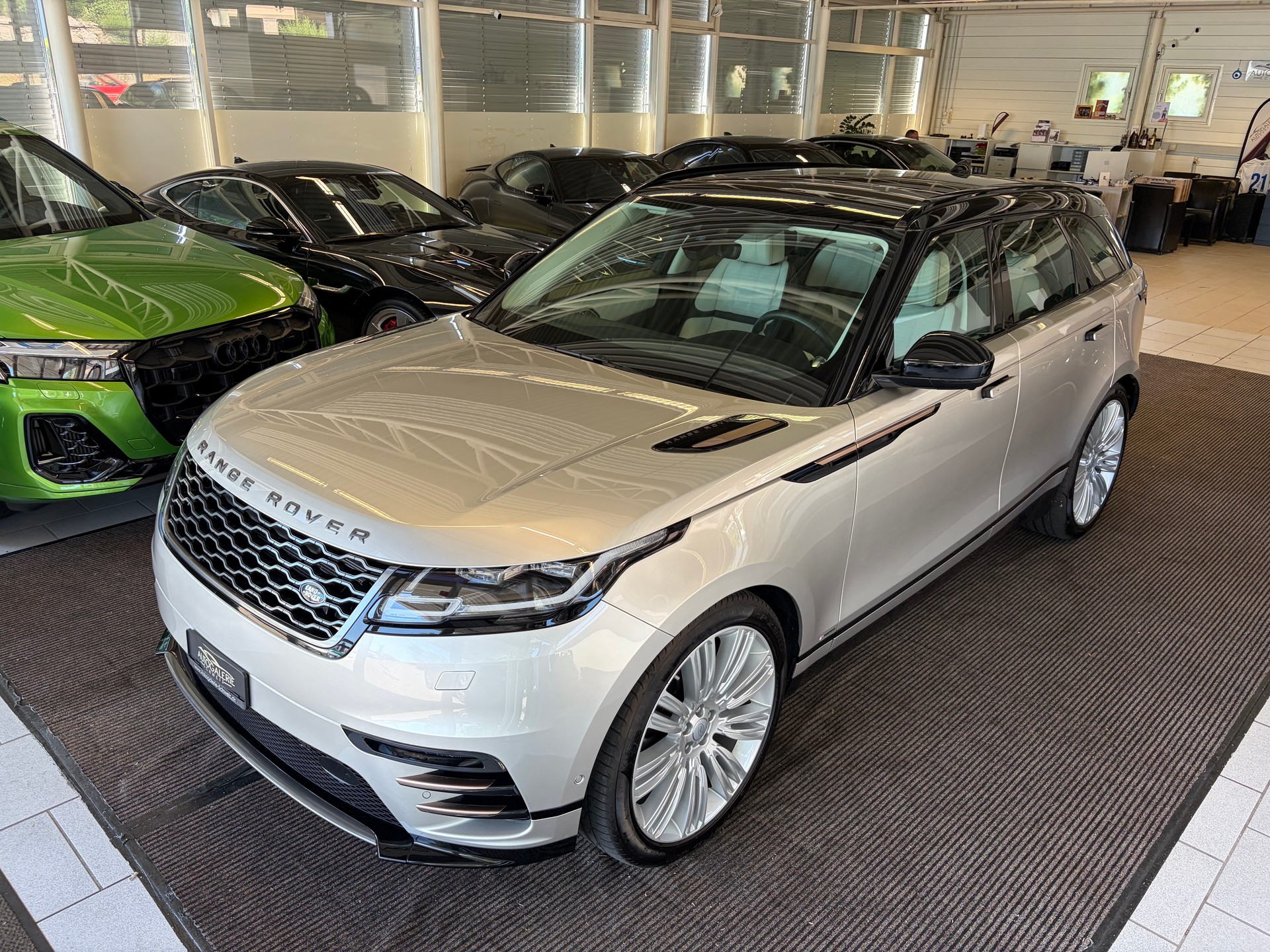 LAND ROVER Range Rover Velar R-Dynamic P 300 HSE | CH Fahrzeug | Panorama | Oyster | Luftfederung | Lückenlos Service |-image-36