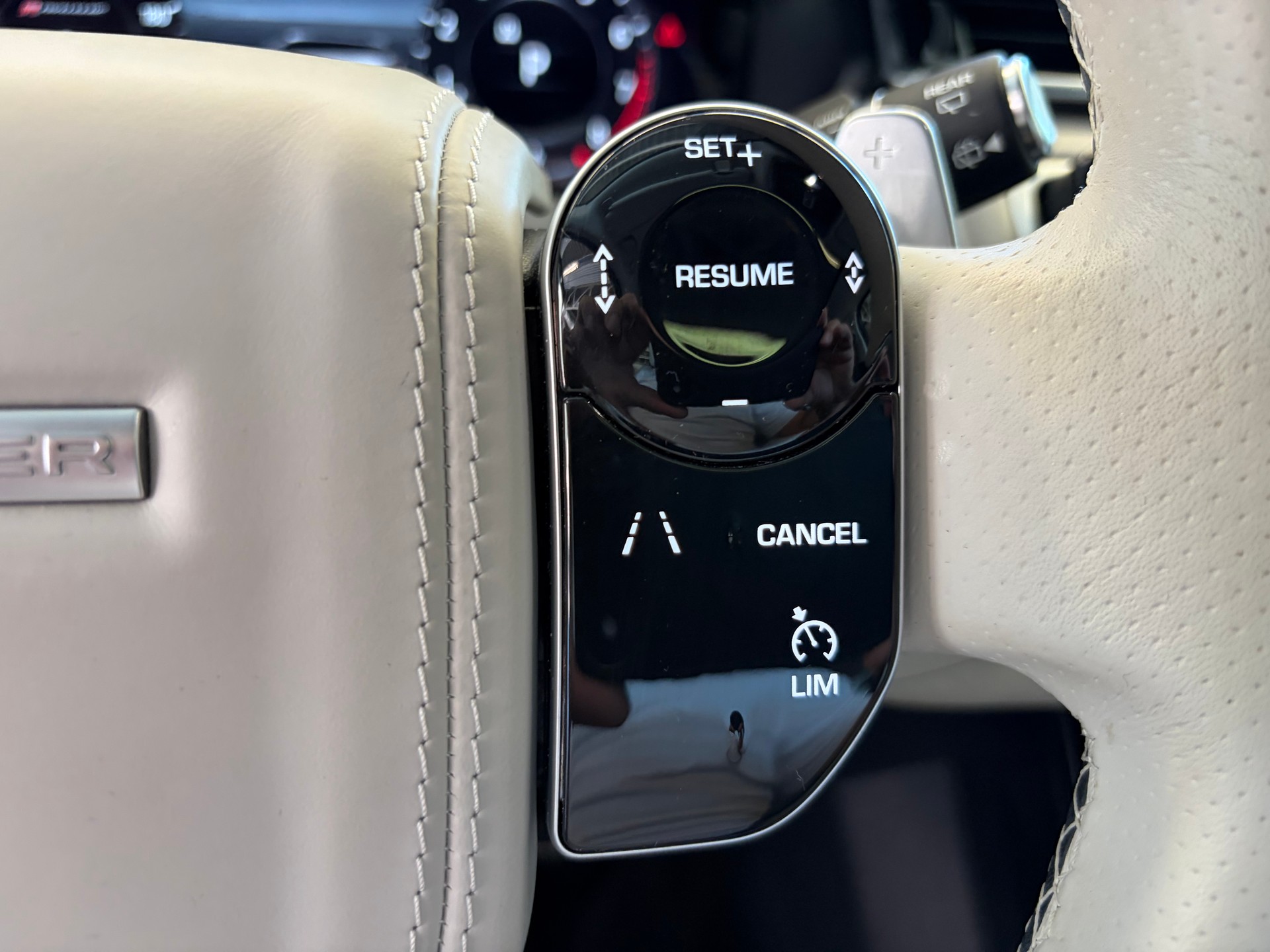 LAND ROVER Range Rover Velar R-Dynamic P 300 HSE | CH Fahrzeug | Panorama | Oyster | Luftfederung | Lückenlos Service |-image-19