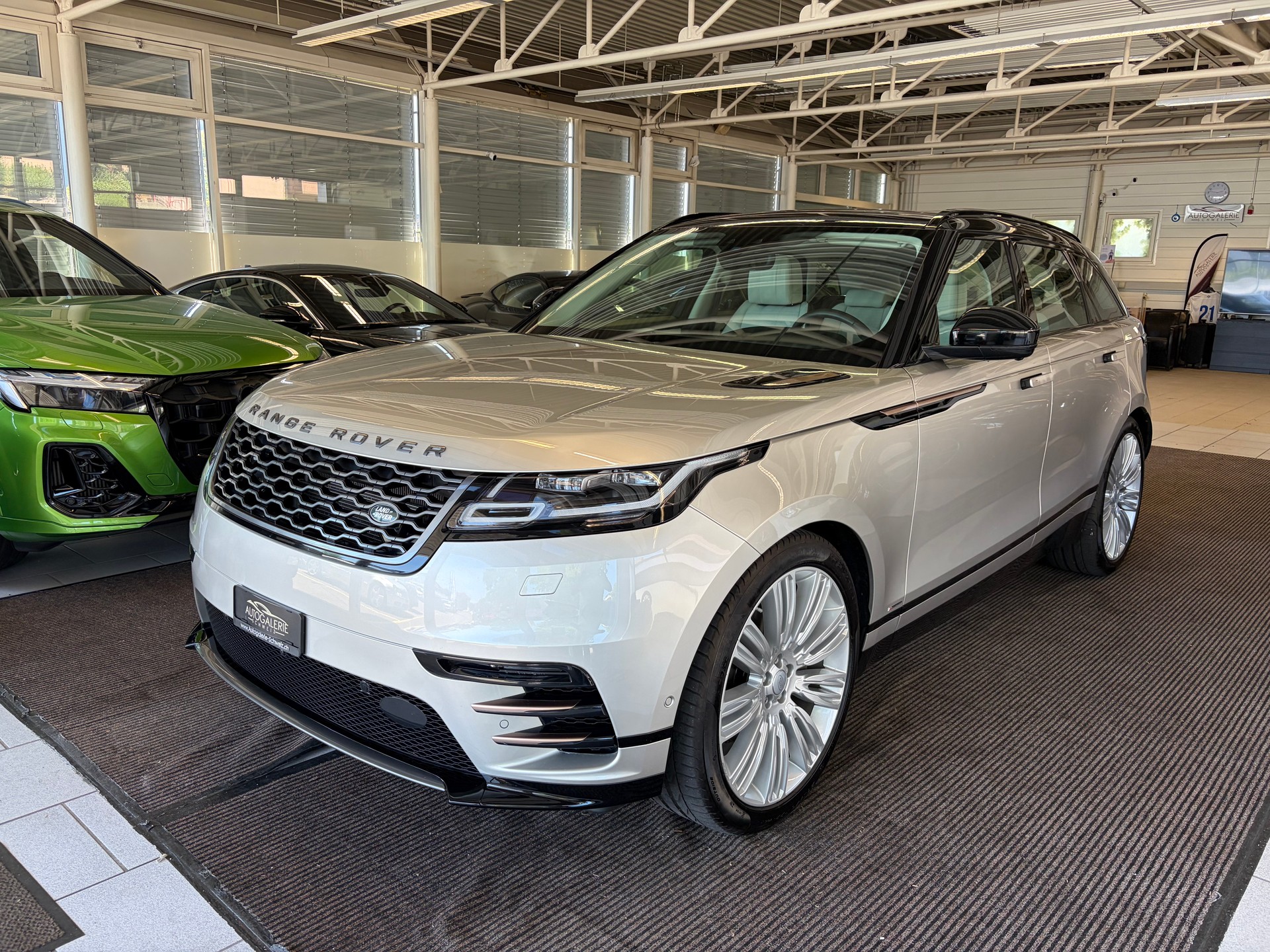 LAND ROVER Range Rover Velar R-Dynamic P 300 HSE | CH Fahrzeug | Panorama | Oyster | Luftfederung | Lückenlos Service |-image-8