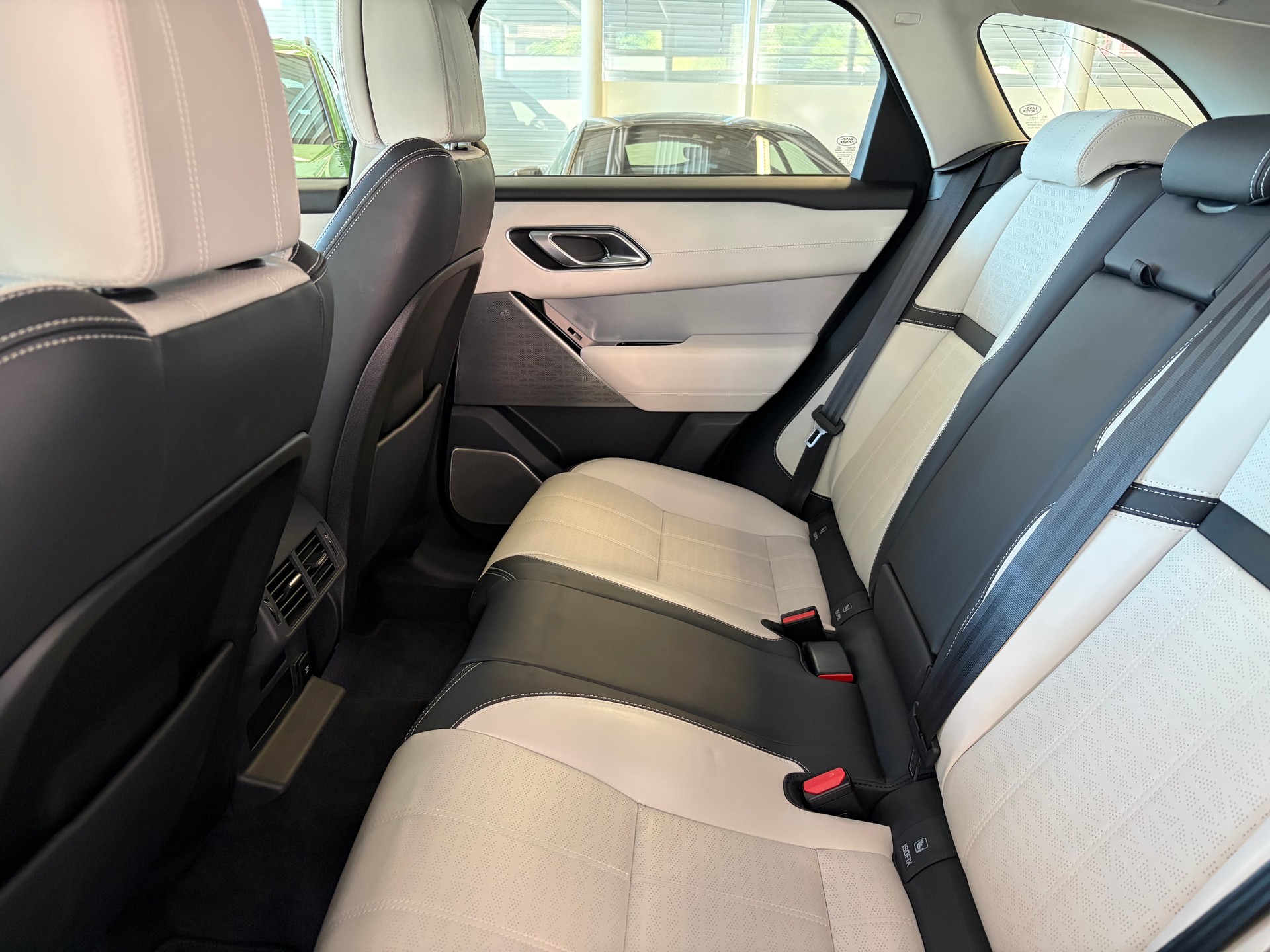 LAND ROVER Range Rover Velar R-Dynamic P 300 HSE | CH Fahrzeug | Panorama | Oyster | Luftfederung | Lückenlos Service |-image-22