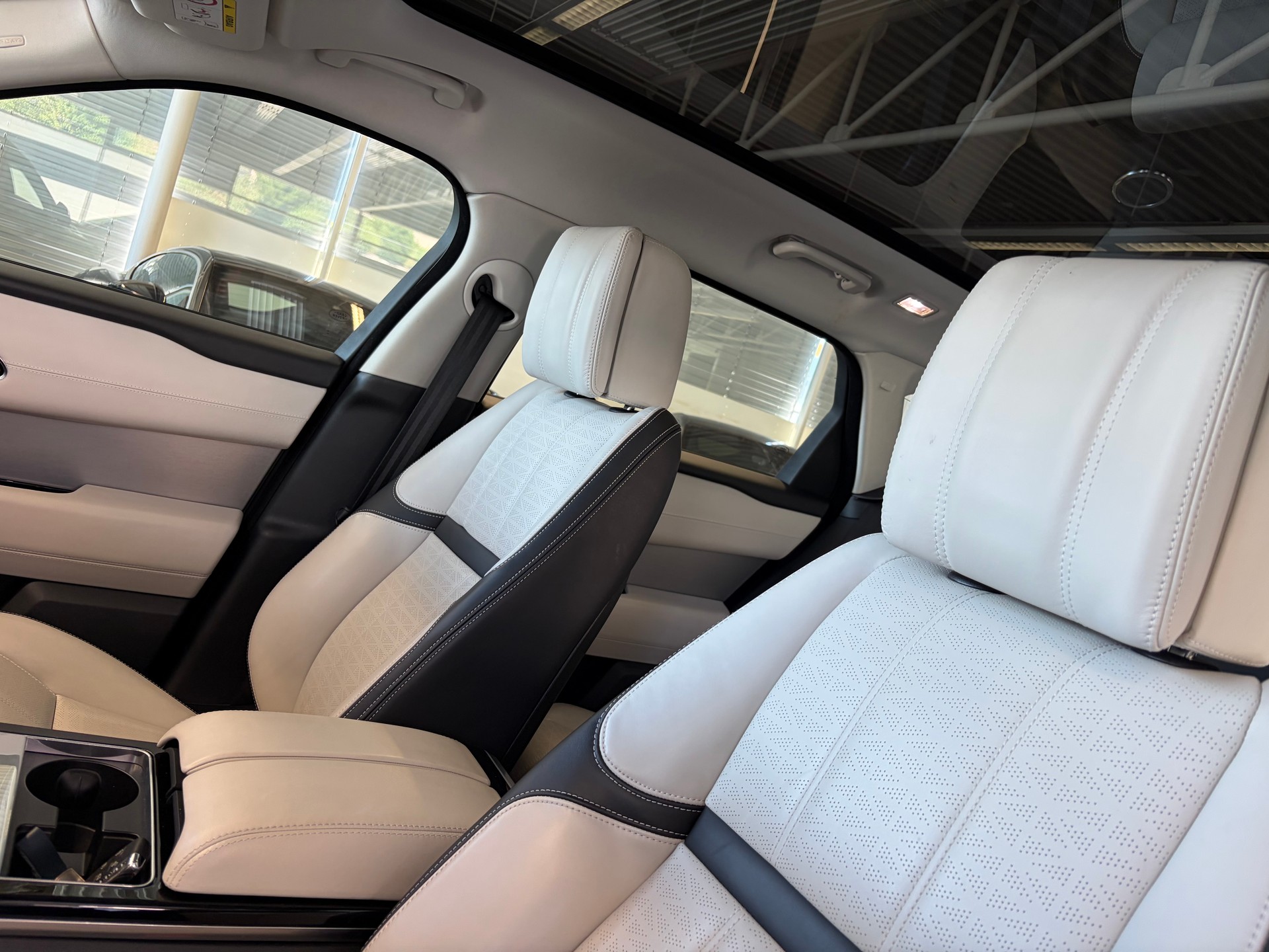 LAND ROVER Range Rover Velar R-Dynamic P 300 HSE | CH Fahrzeug | Panorama | Oyster | Luftfederung | Lückenlos Service |-image-12