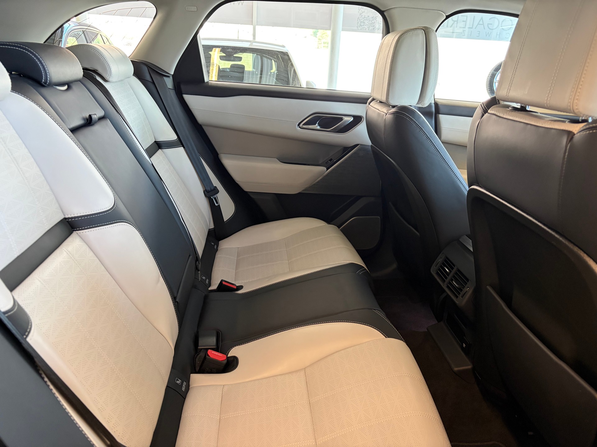 LAND ROVER Range Rover Velar R-Dynamic P 300 HSE | CH Fahrzeug | Panorama | Oyster | Luftfederung | Lückenlos Service |-image-29