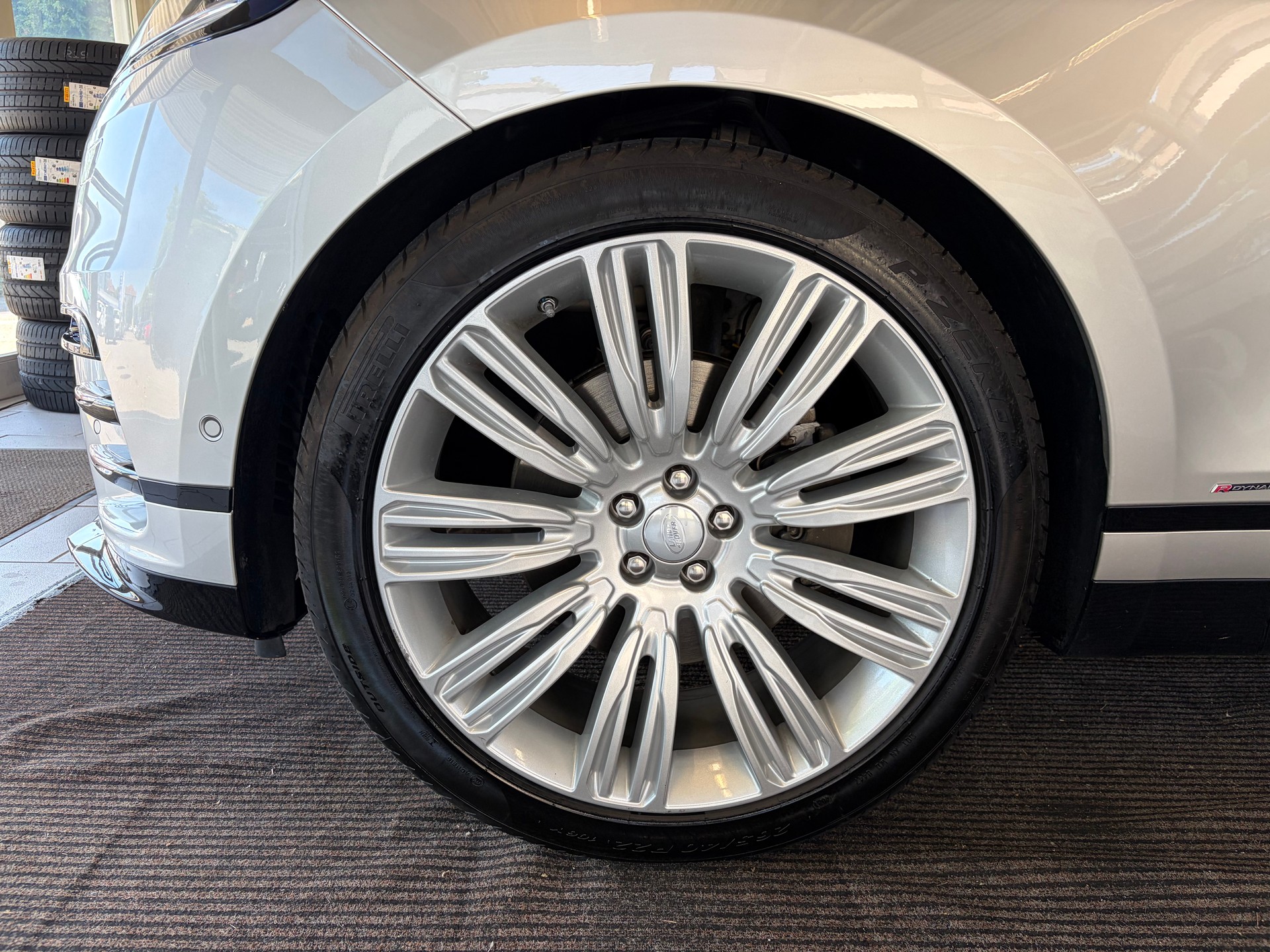 LAND ROVER Range Rover Velar R-Dynamic P 300 HSE | CH Fahrzeug | Panorama | Oyster | Luftfederung | Lückenlos Service |-image-9