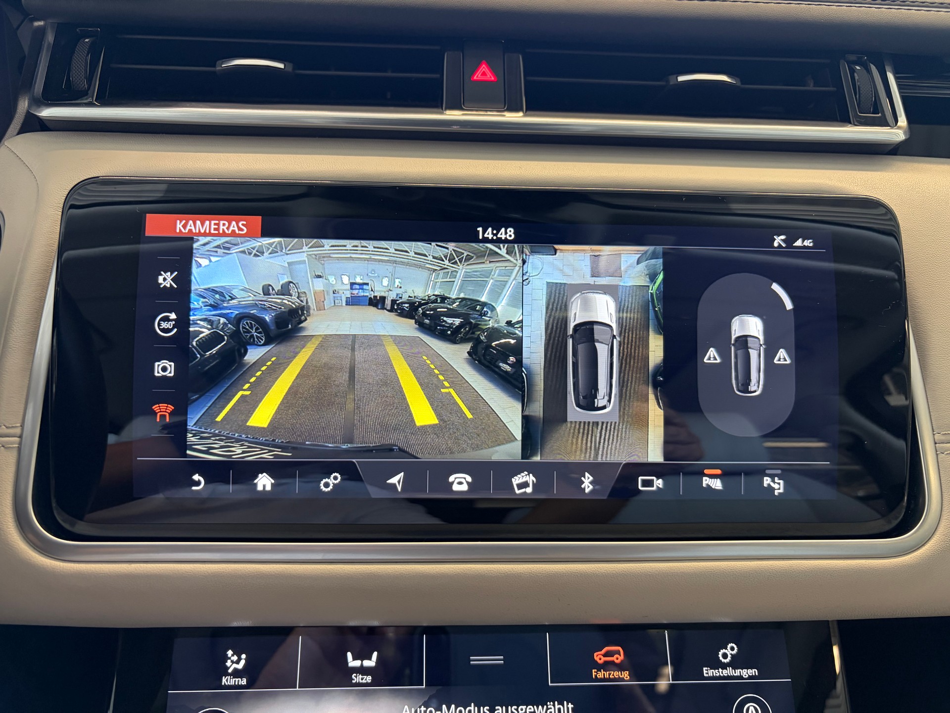 LAND ROVER Range Rover Velar R-Dynamic P 300 HSE | CH Fahrzeug | Panorama | Oyster | Luftfederung | Lückenlos Service |-image-16