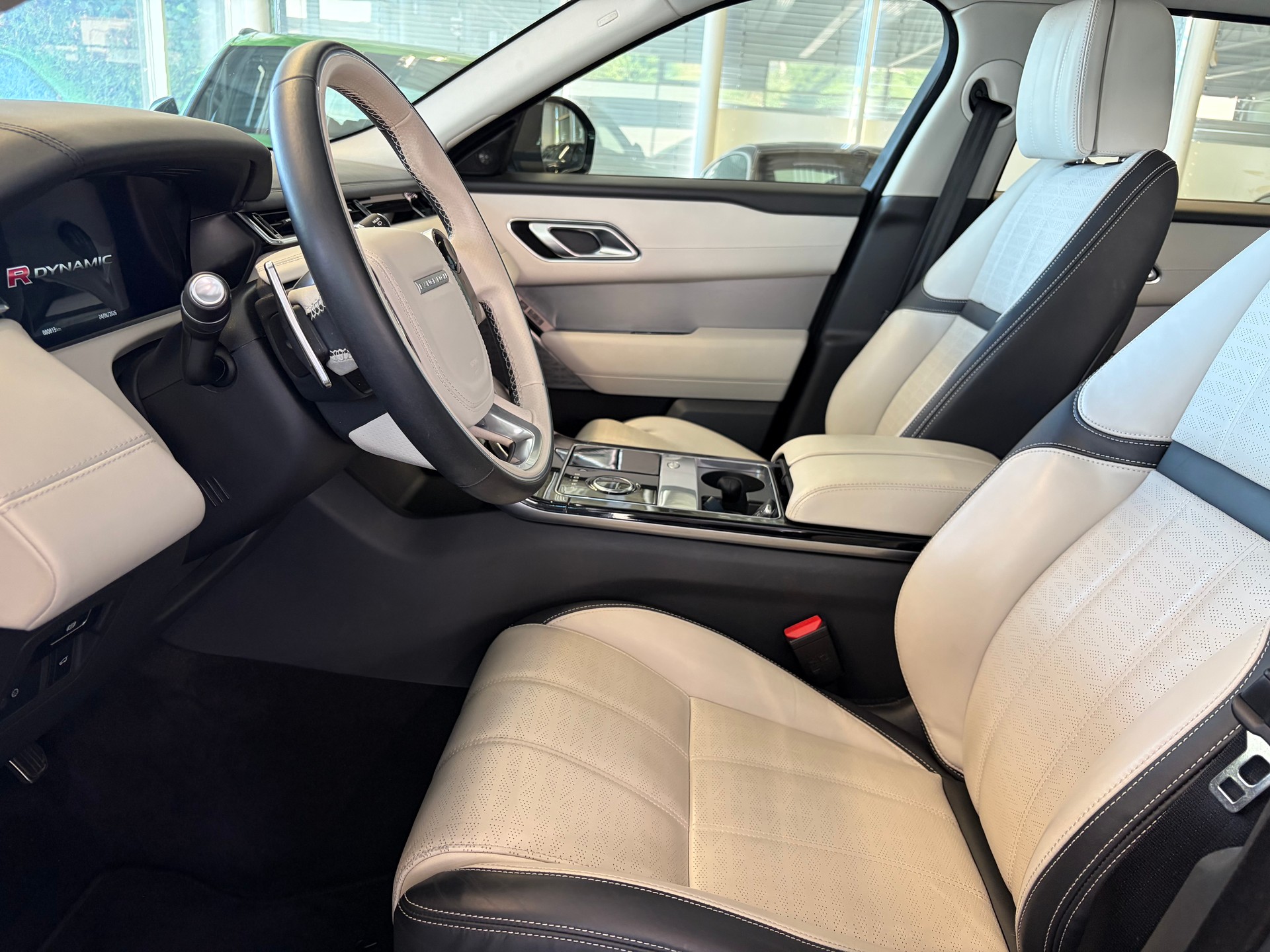 LAND ROVER Range Rover Velar R-Dynamic P 300 HSE | CH Fahrzeug | Panorama | Oyster | Luftfederung | Lückenlos Service |-image-11