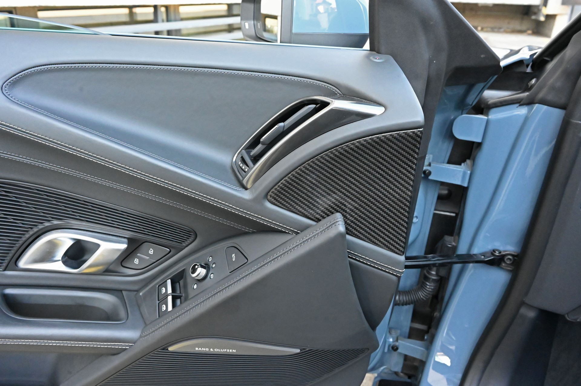 AUDI R8 Spyder RWD S-Tronic-image-10