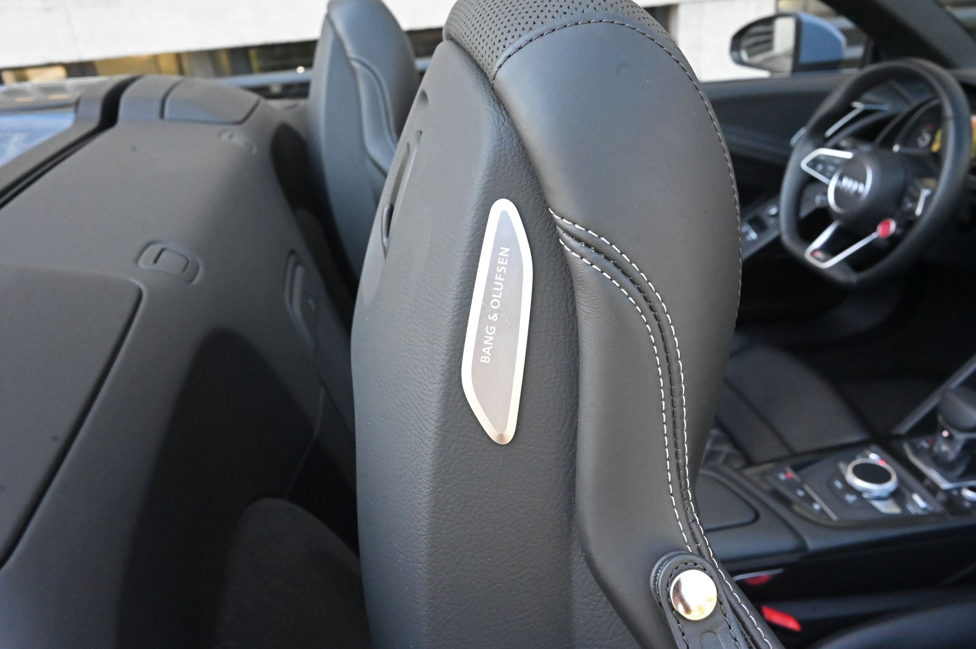 AUDI R8 Spyder RWD S-Tronic-image-13