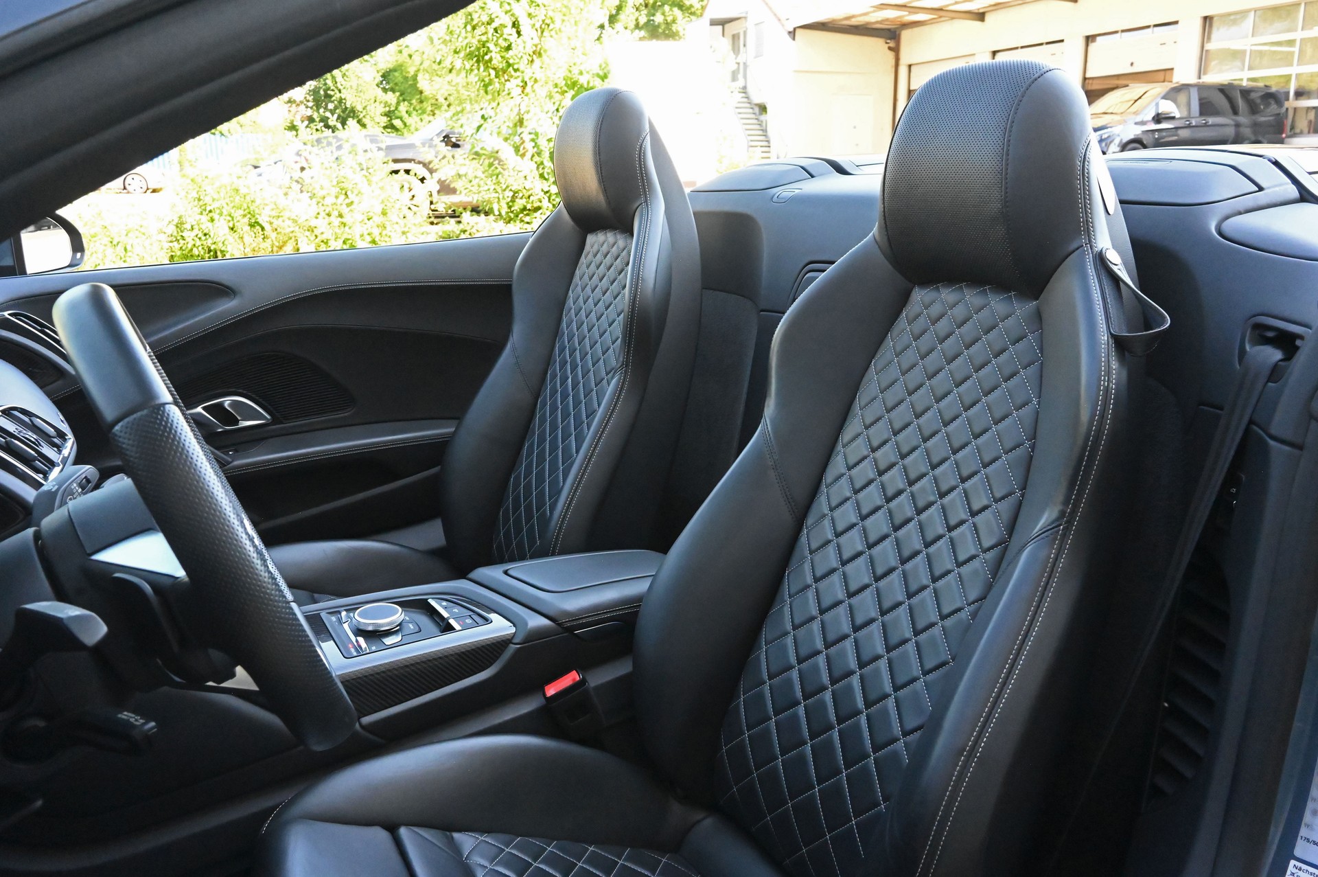 AUDI R8 Spyder RWD S-Tronic-image-9