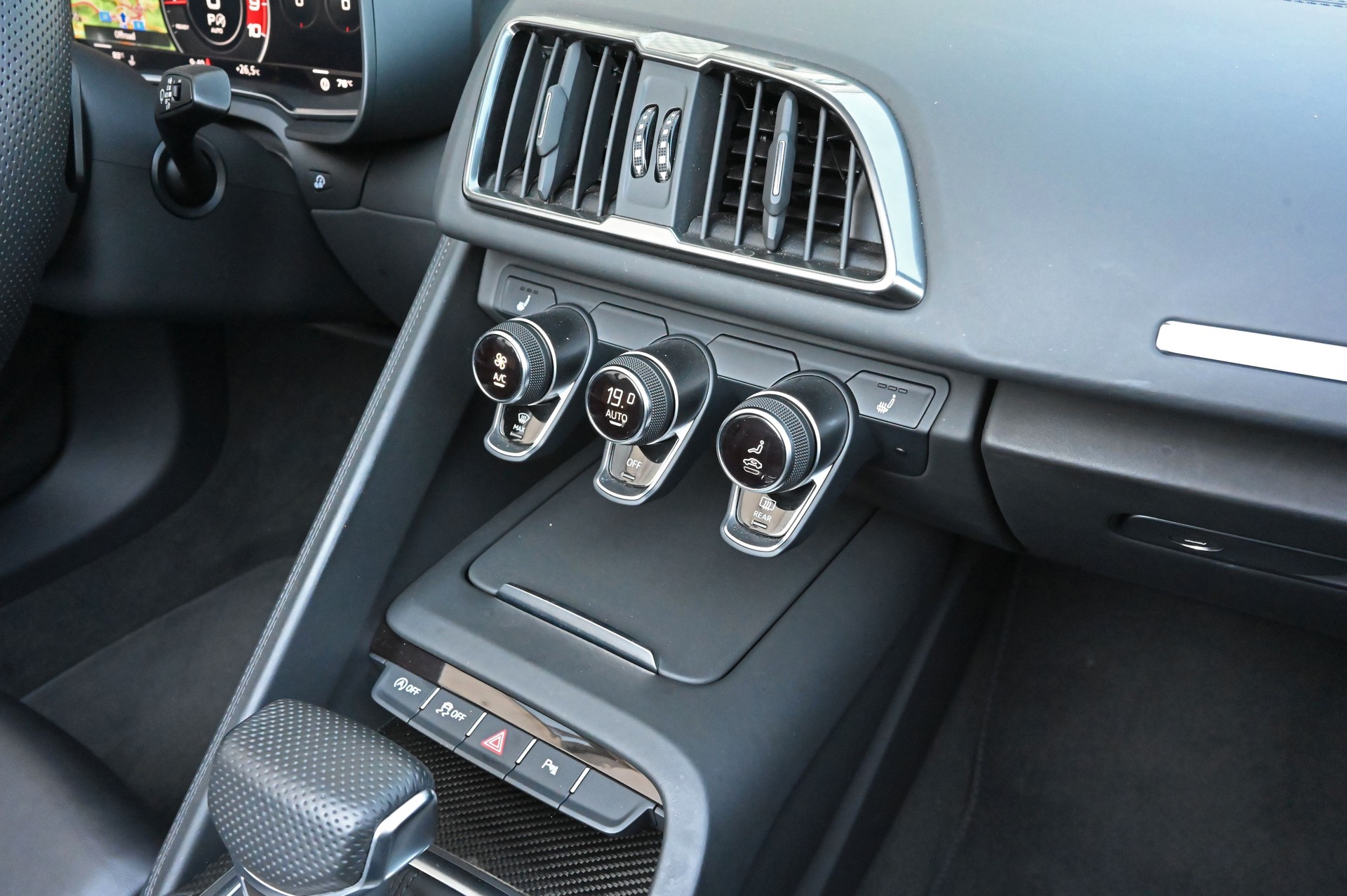 AUDI R8 Spyder RWD S-Tronic-image-14