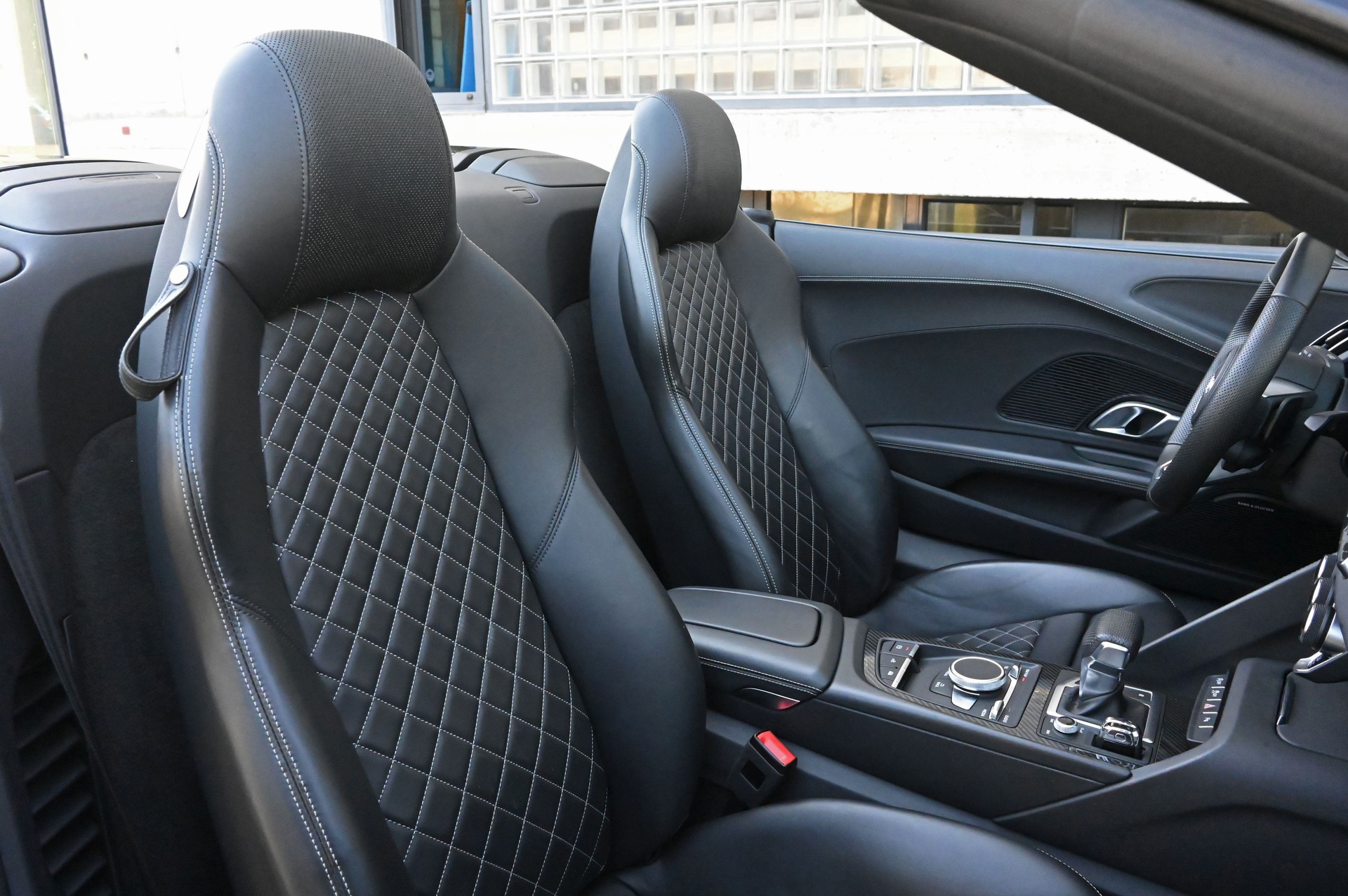 AUDI R8 Spyder RWD S-Tronic-image-12