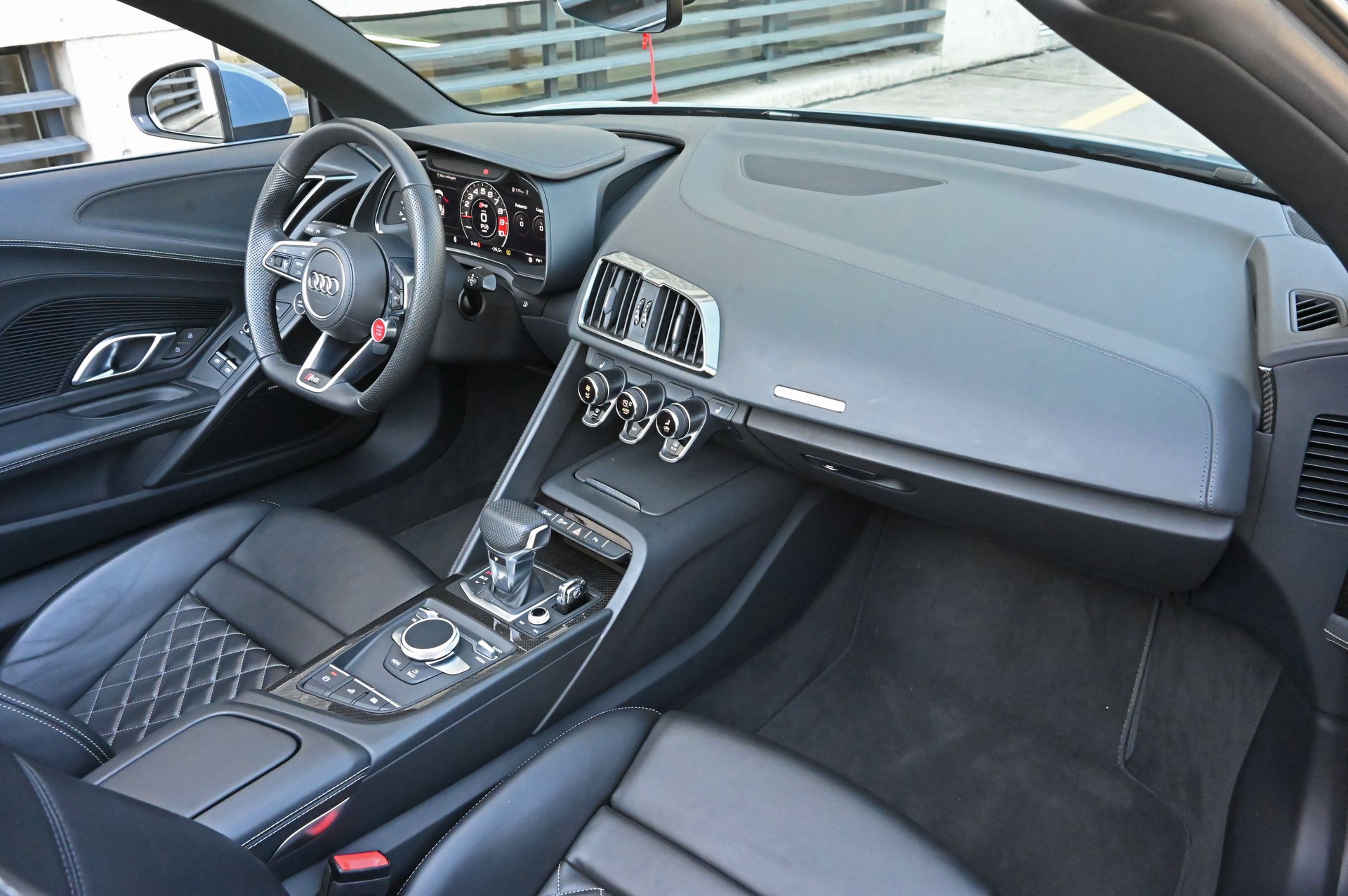 AUDI R8 Spyder RWD S-Tronic-image-11