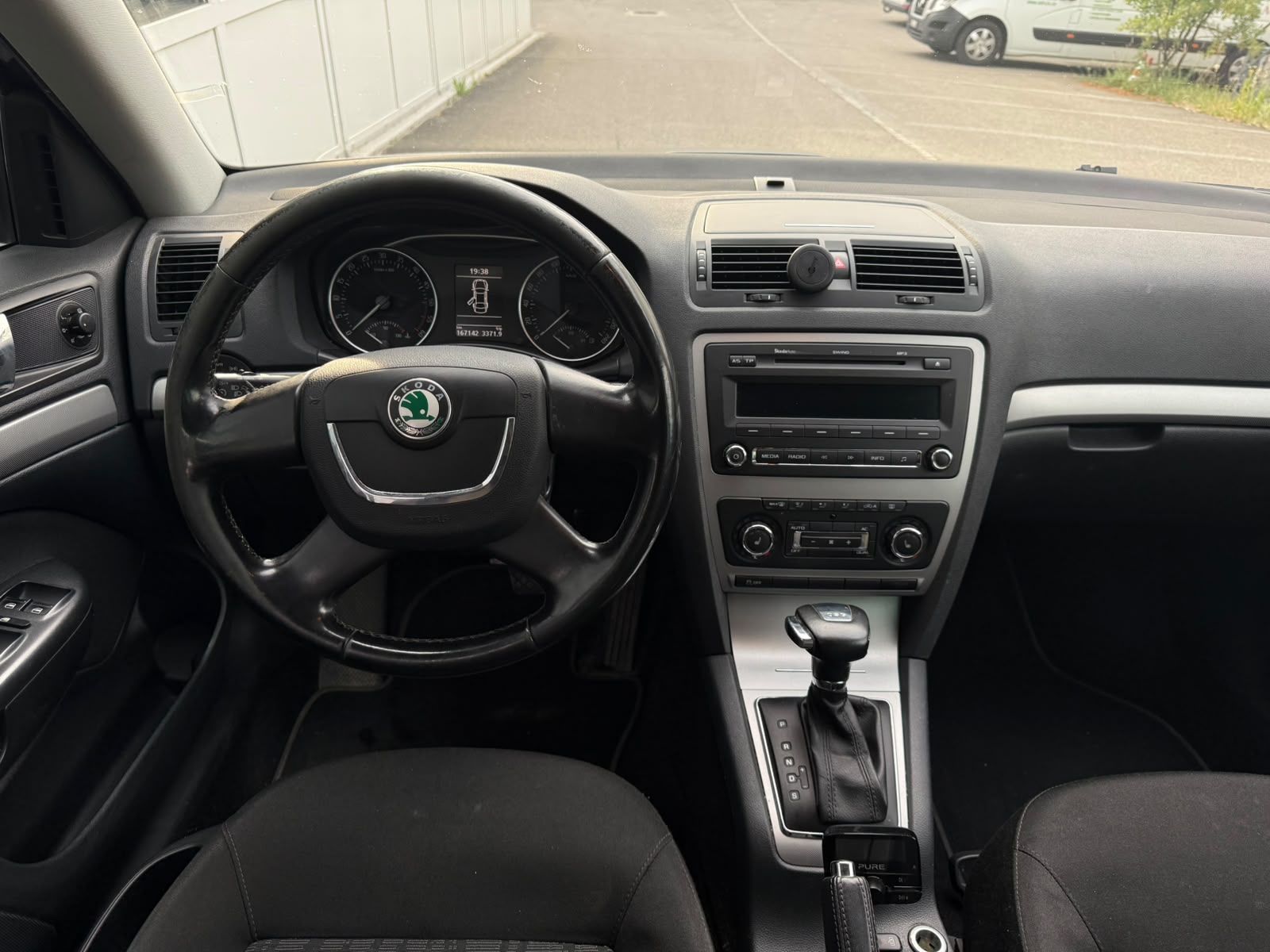 SKODA Octavia 2.0 TDI Elegance DSG-image-9