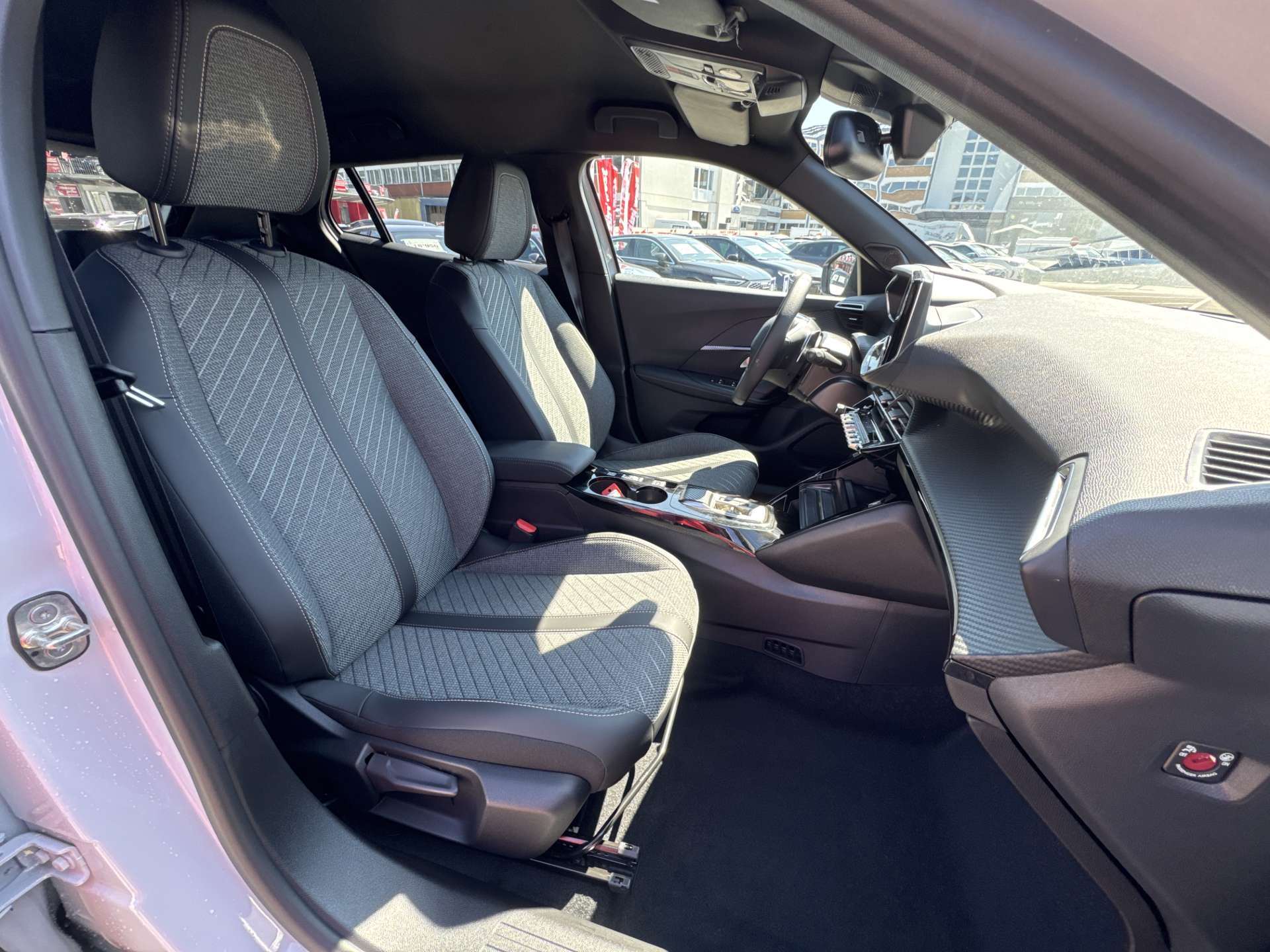PEUGEOT 2008 1.2 145 MHEV Allure Automat-image-12