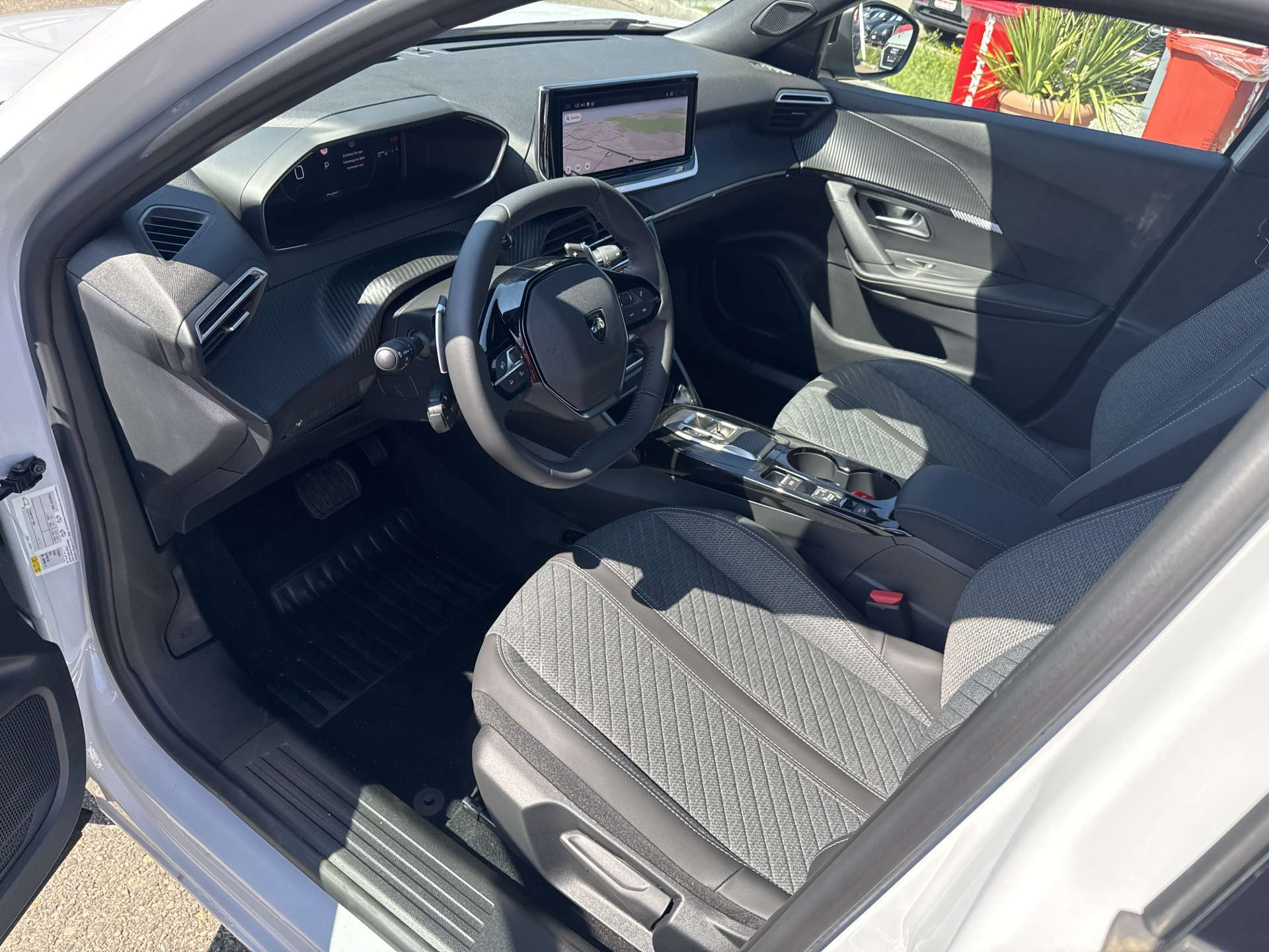 PEUGEOT 2008 1.2 145 MHEV Allure Automat-image-5