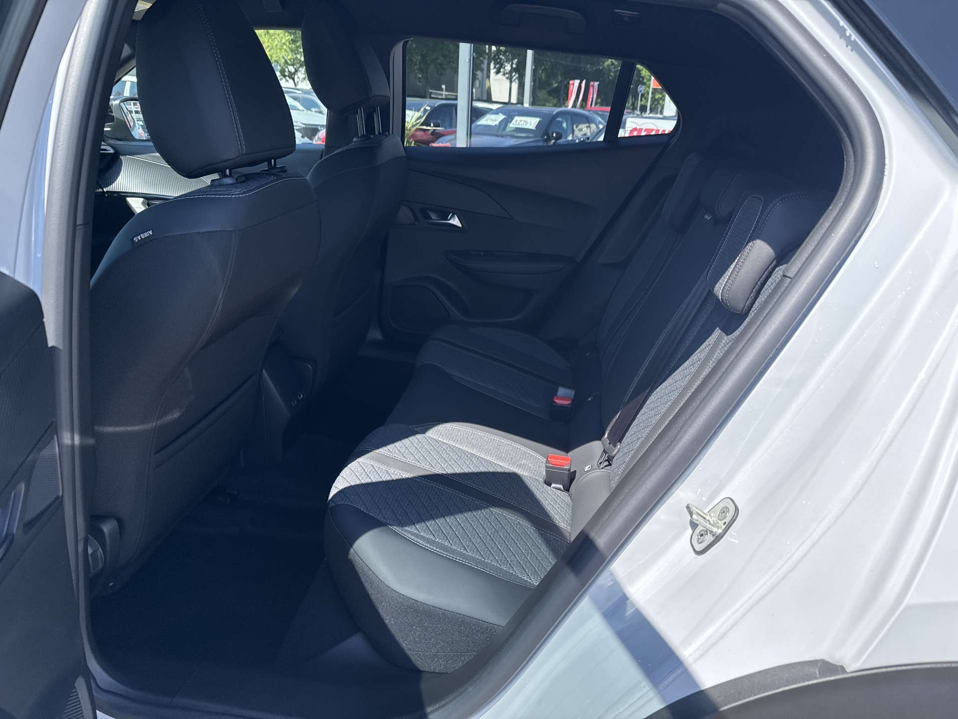 PEUGEOT 2008 1.2 145 MHEV Allure Automat-image-6