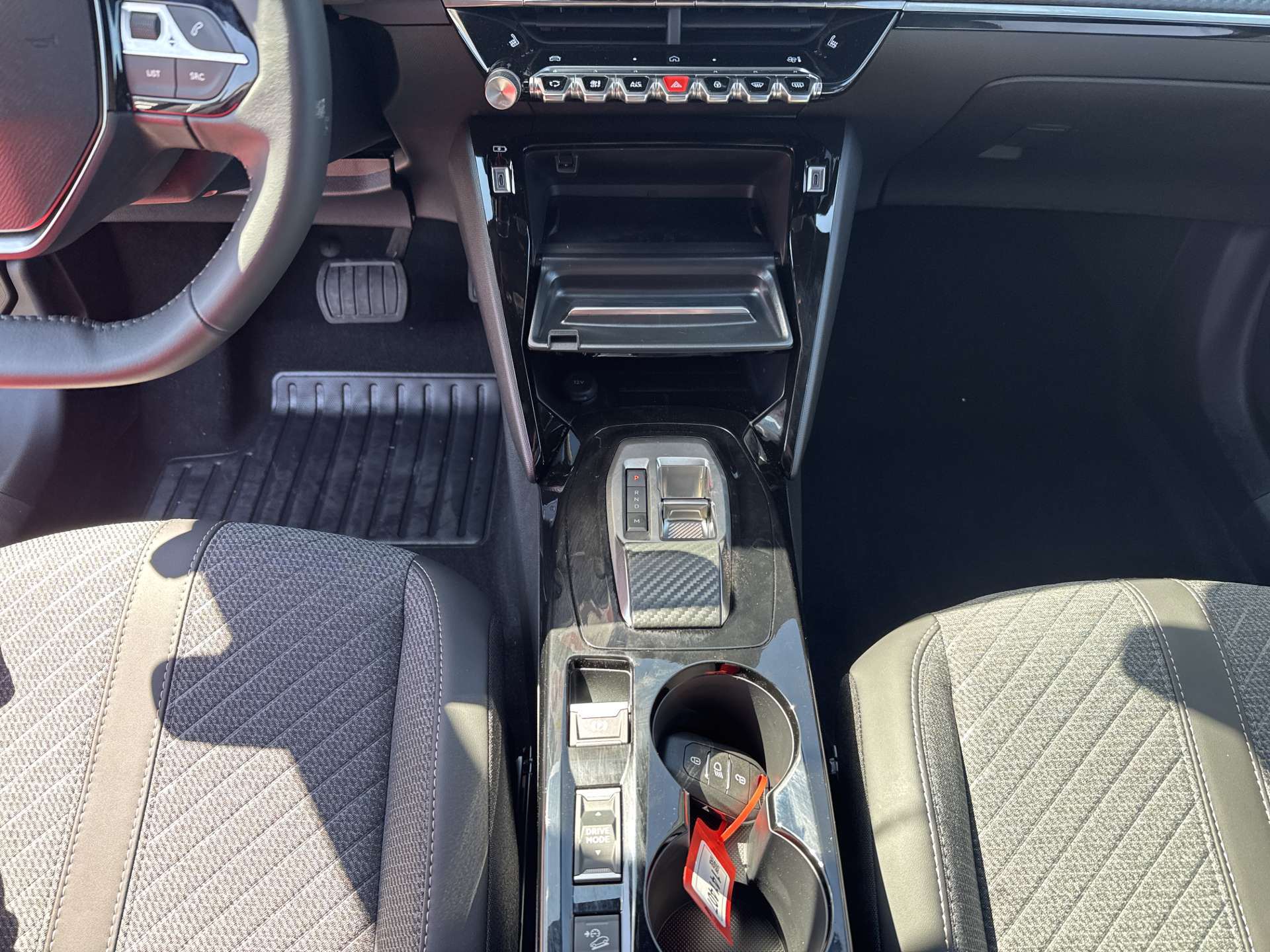 PEUGEOT 2008 1.2 145 MHEV Allure Automat-image-11