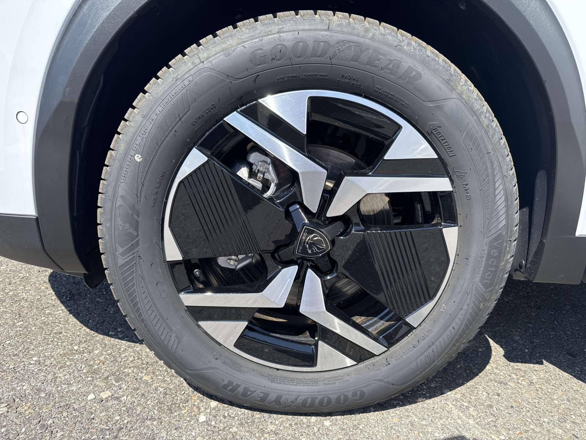 PEUGEOT 2008 1.2 145 MHEV Allure Automat-image-8
