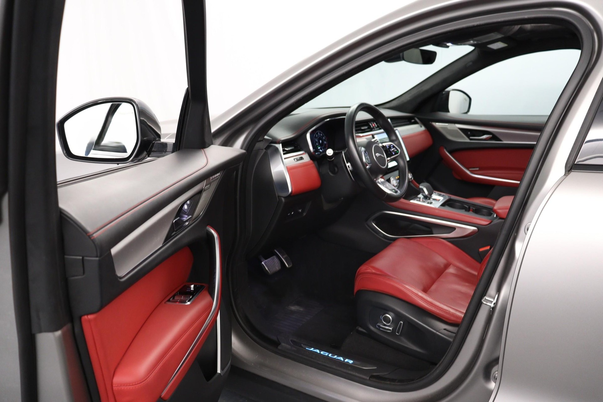 JAGUAR F-Pace 2.0 P400e R-Dynamic HSE AWD-image-16