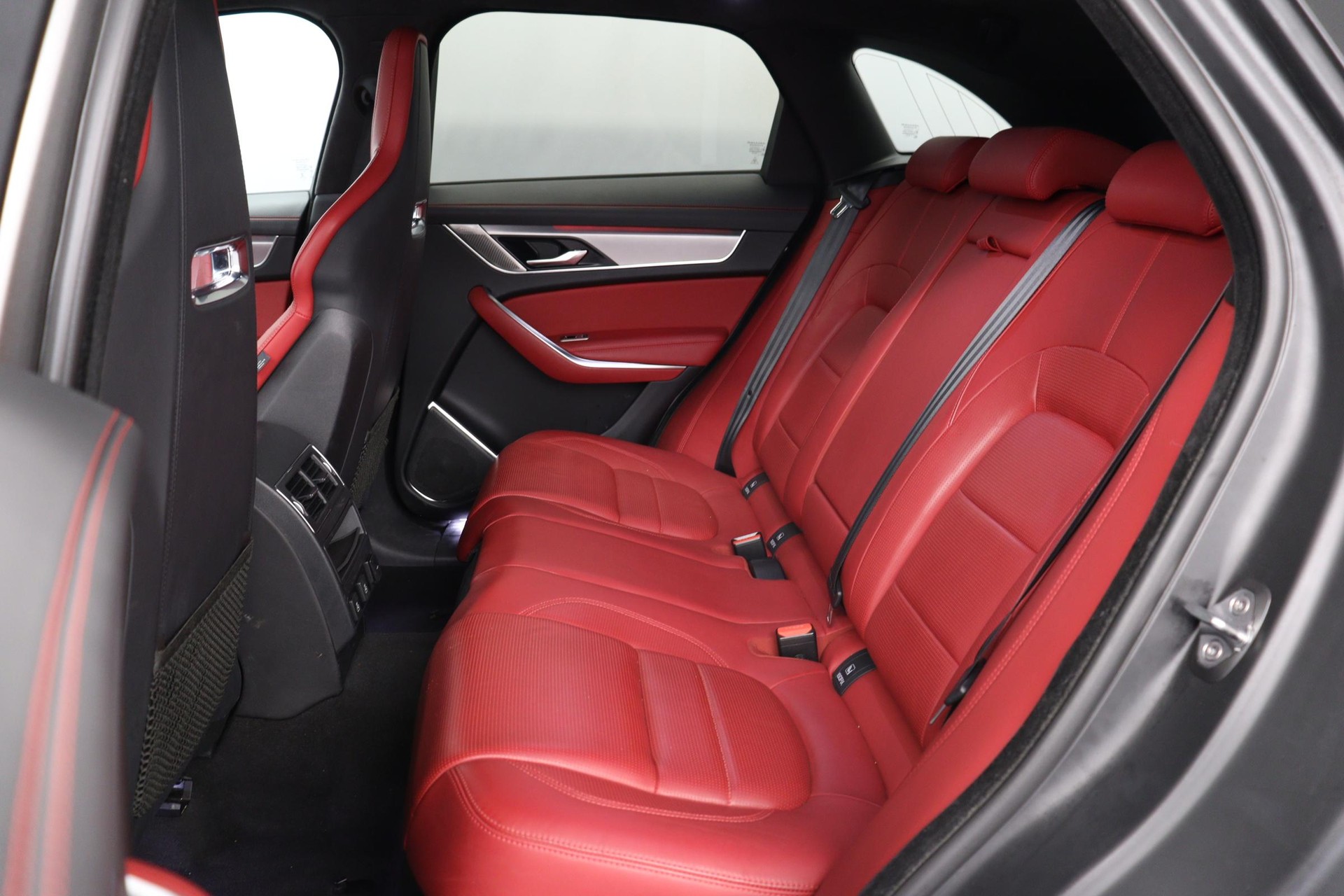JAGUAR F-Pace 2.0 P400e R-Dynamic HSE AWD-image-8